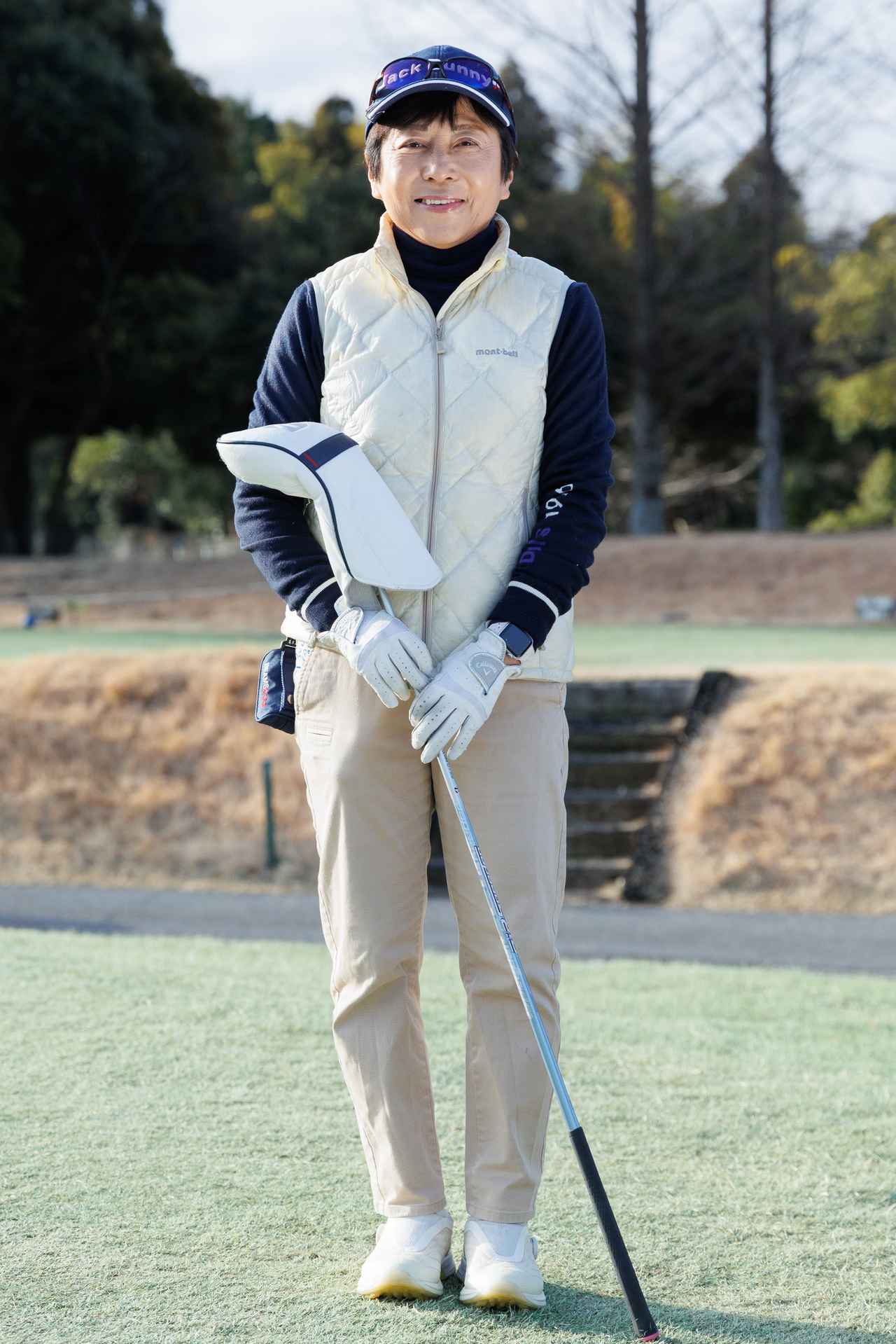 画像: 主役であるホワイトのキルティングベストを引き立てるネイビーのセーター＆シャツがベストマッチ。やわらかいイメージのベージュパンツがさらに品の良さを引き立てています