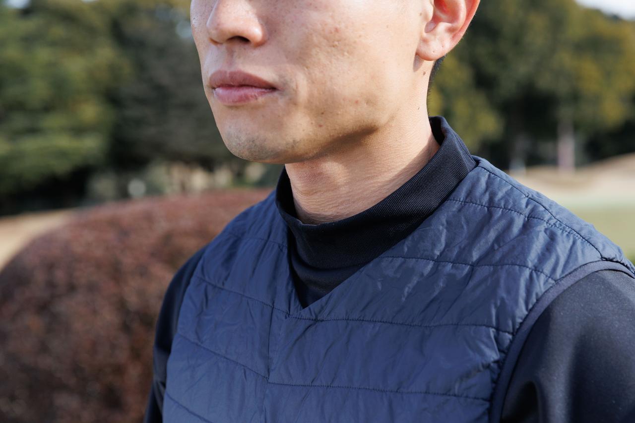 画像: 襟なしのベストがモダンなトップススタイルを構築しています