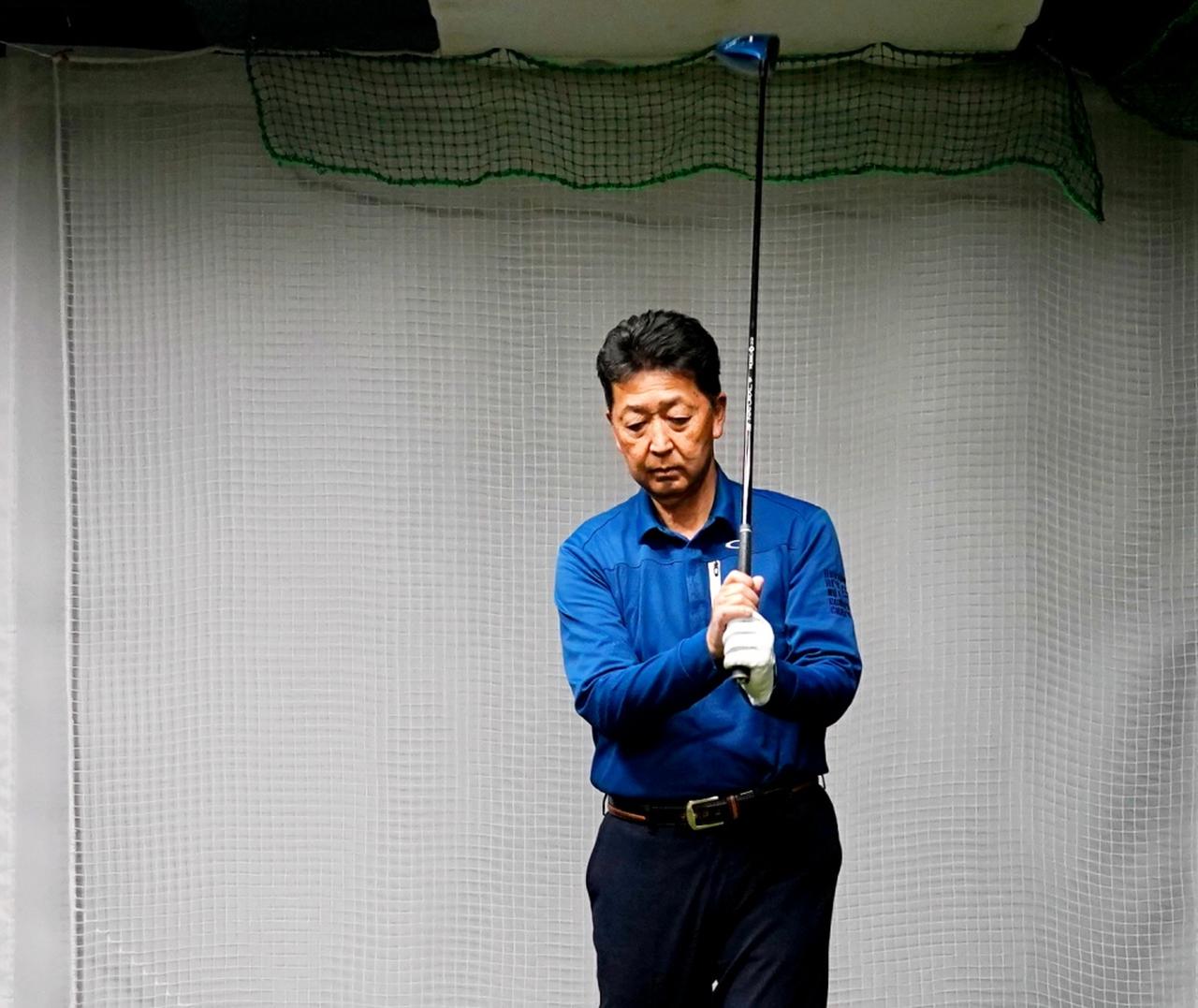 画像: 頭と左肩の間に「クラブを立てる」