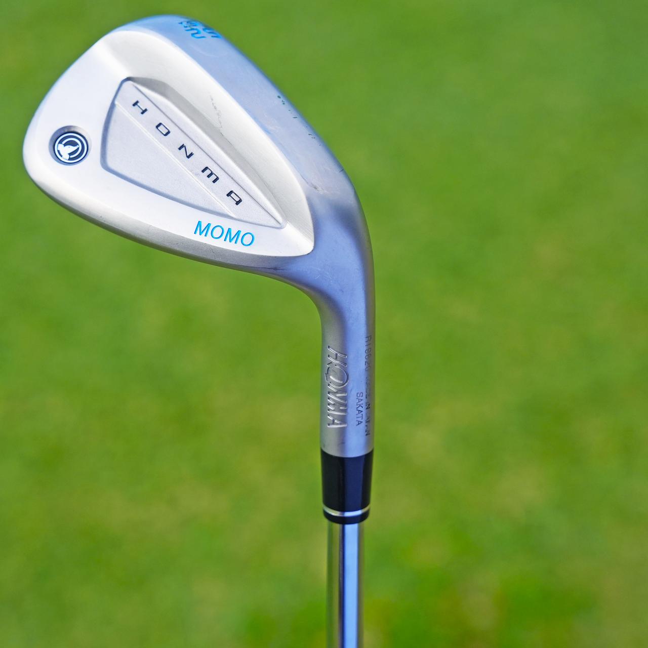 画像: 吉川が手にしていた未発表のアイアンとウェッジ。アイアンは鍛造のハーフキャビティでバックフェースに「TWORLD」の刻印。ウェッジには「TWORLD」の刻印はなくモグラのロゴが。もしかしたら新しいラインなのかもしれない