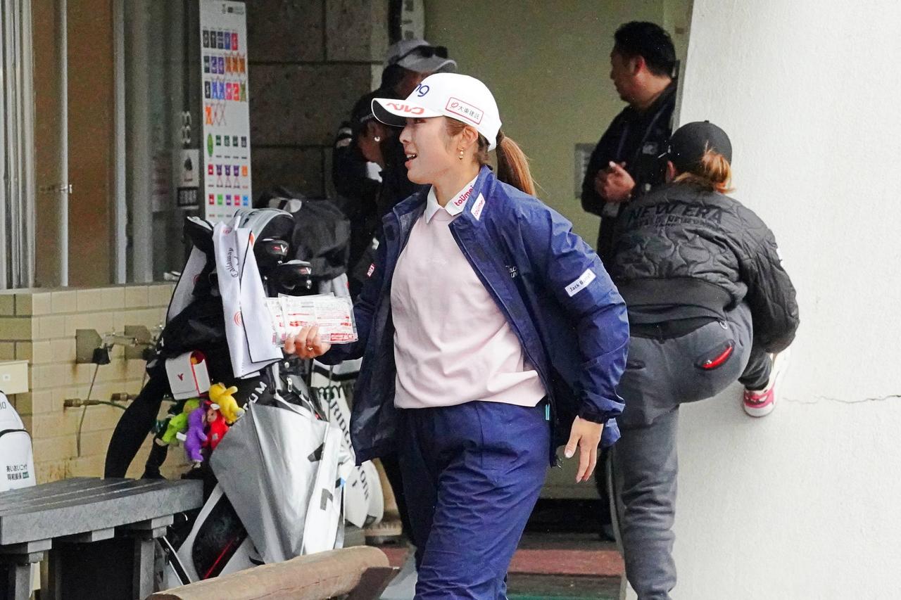 画像: 8時48分にパッティンググリーンに姿を現した佐久間朱莉