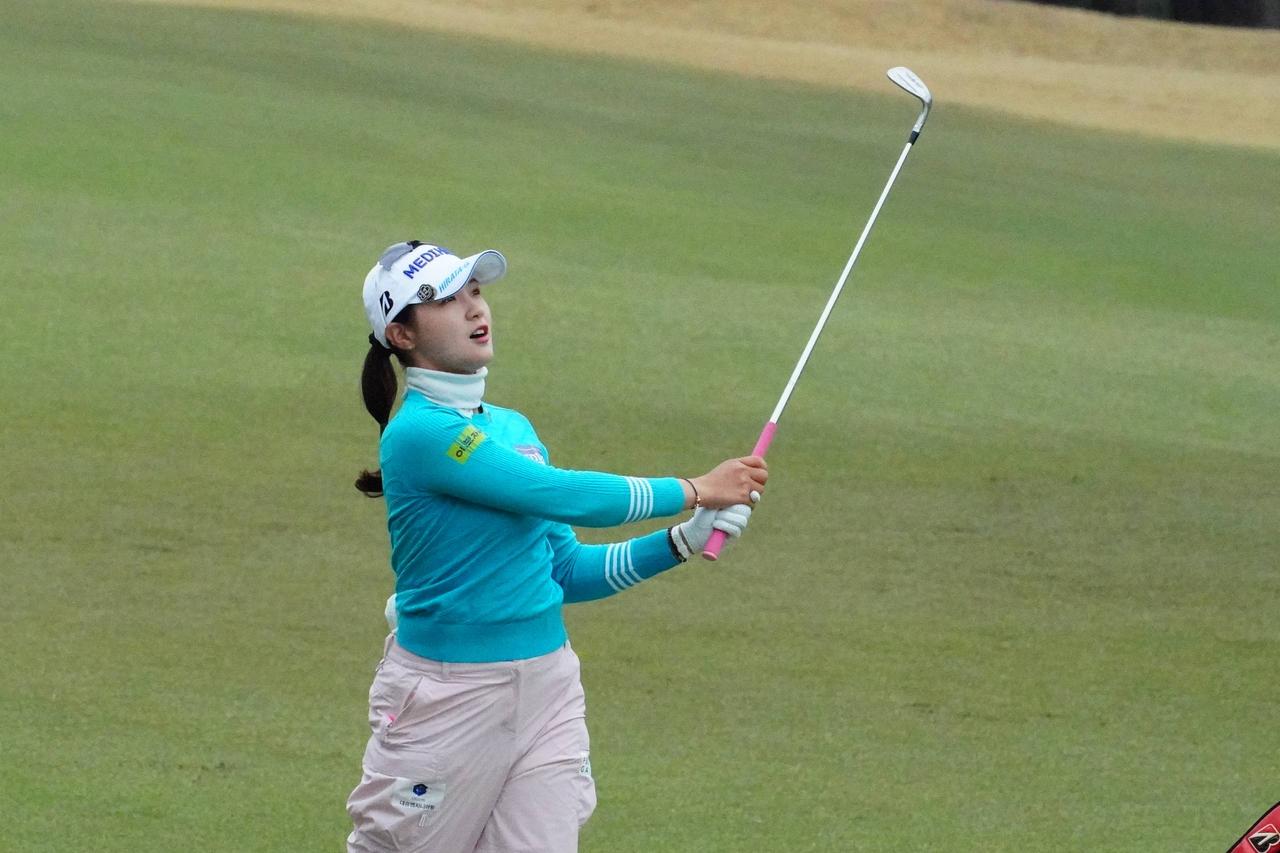画像: パク・ヒョンギョンは14番パー4でチップインイーグルを決める