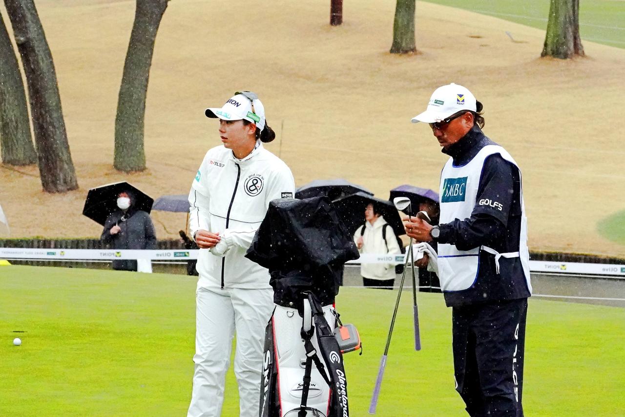 画像: 様々な角度からパッティングを行う菅楓華