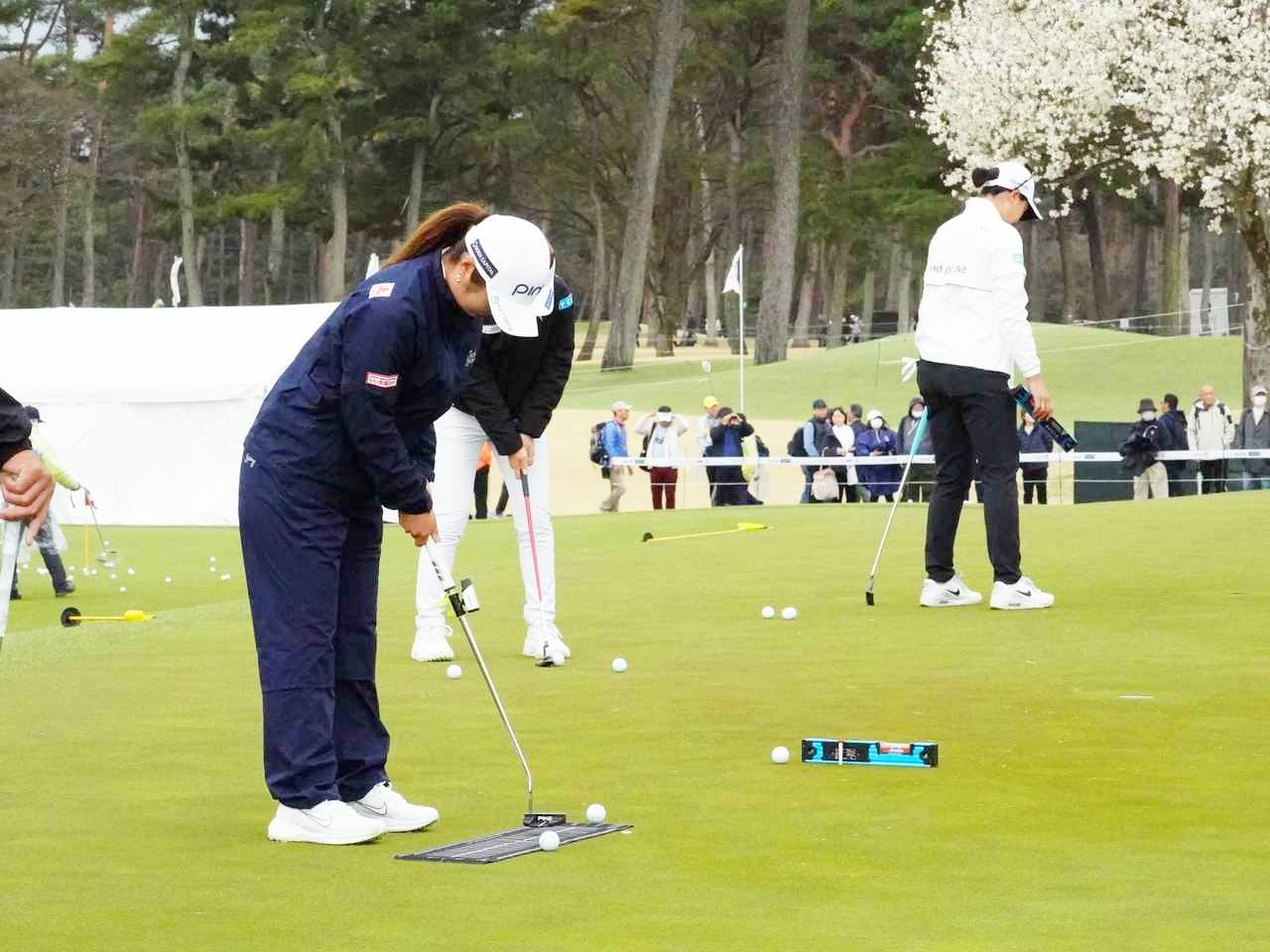 画像: ライン読みに水平器は必須アイテム。次に紹介する菅楓華も使用していた