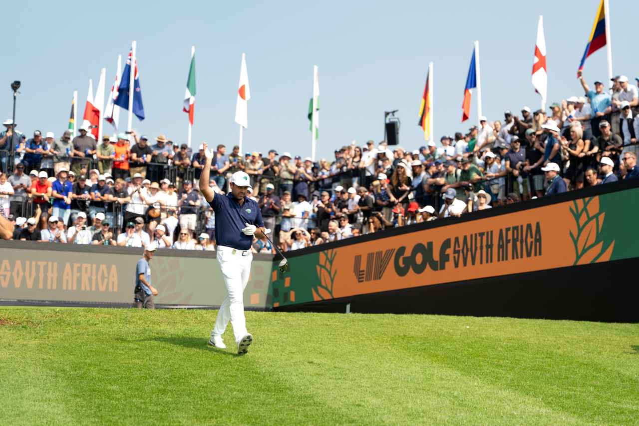 画像: 観客の声援に応えながら感慨深げに歩を進めるシャール・シュワーツェル（提供/LIVゴルフ）