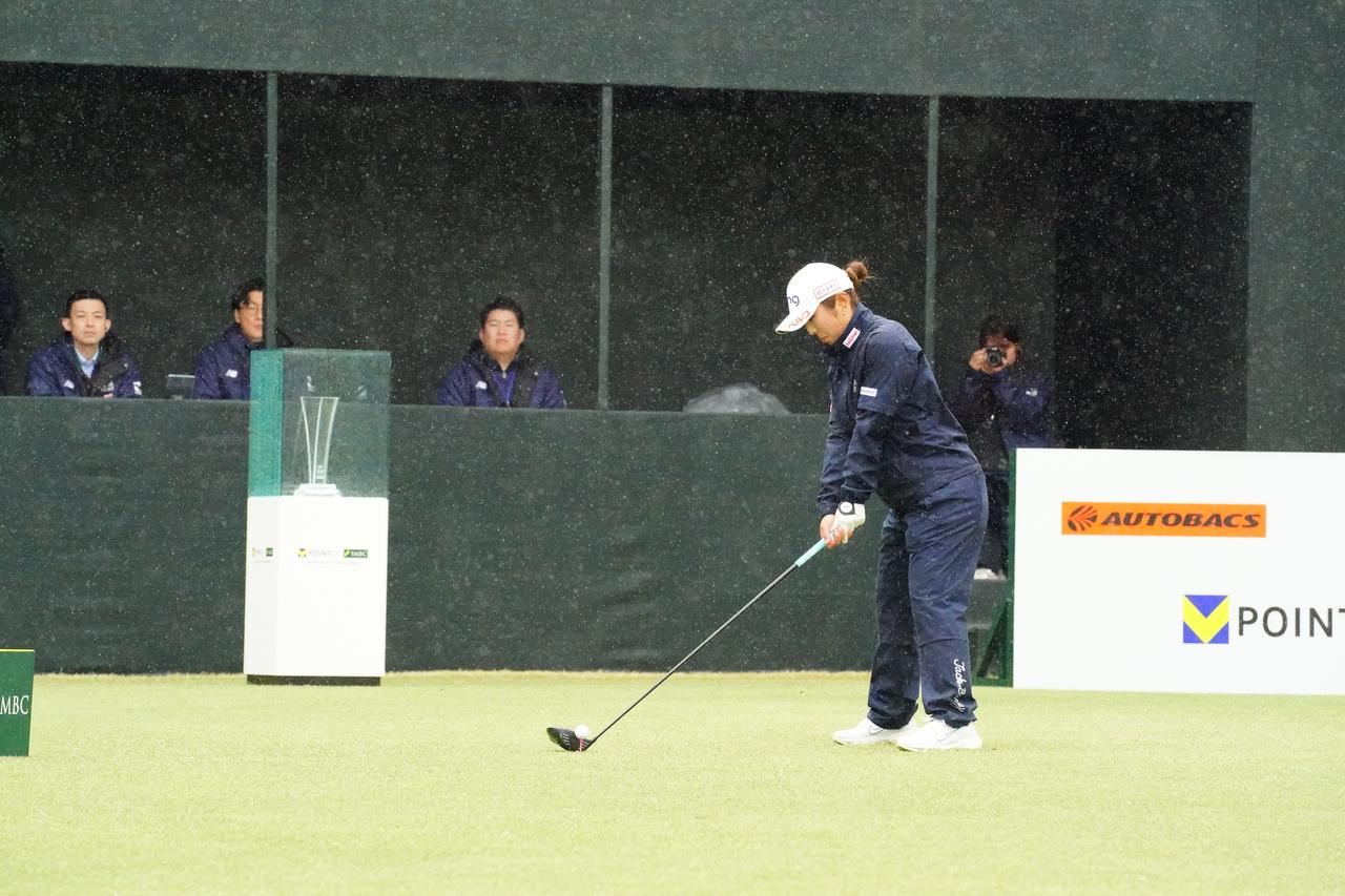 画像 : 1番目の画像 - Vポイント×SMBCレディス初日の佐久間朱莉のドライバースウィング - みんなのゴルフダイジェスト