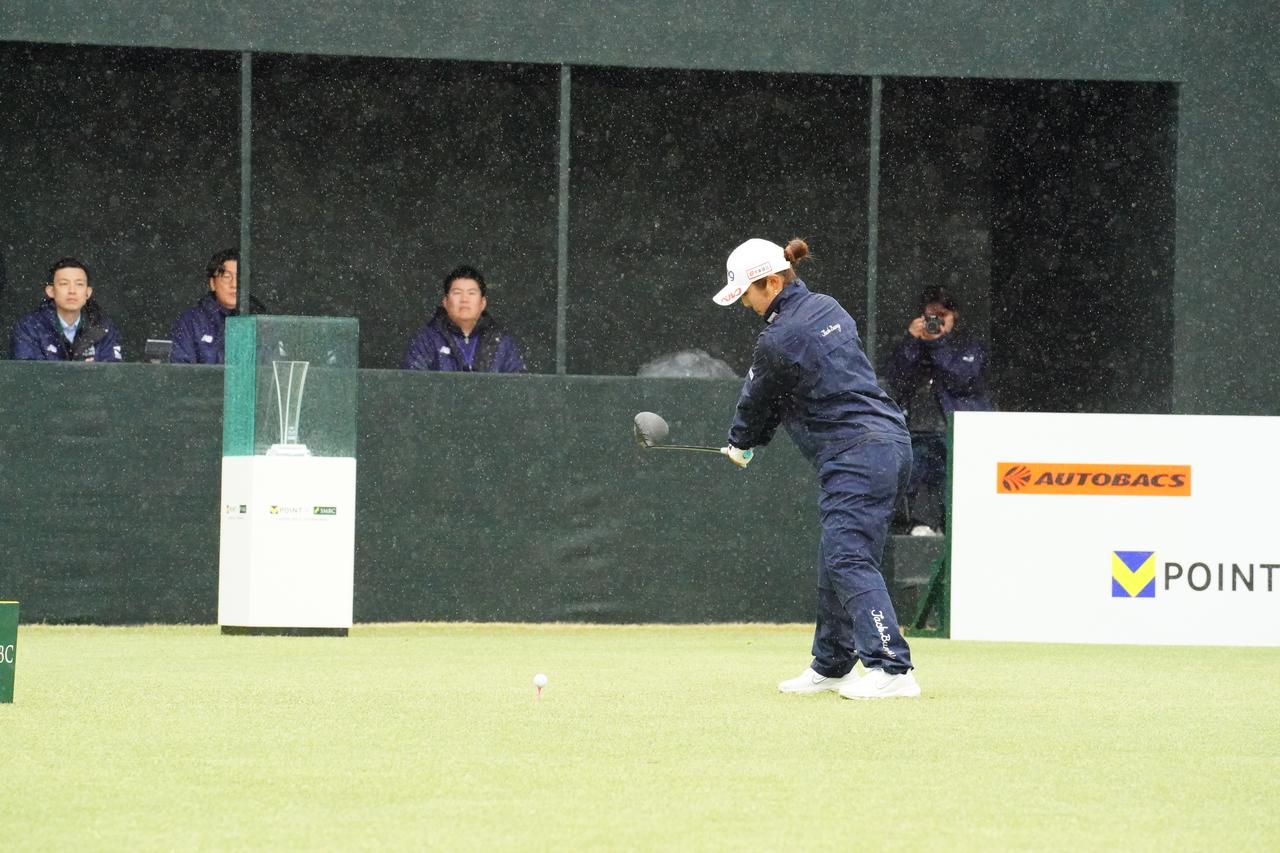 画像 : 2番目の画像 - Vポイント×SMBCレディス初日の佐久間朱莉のドライバースウィング - みんなのゴルフダイジェスト