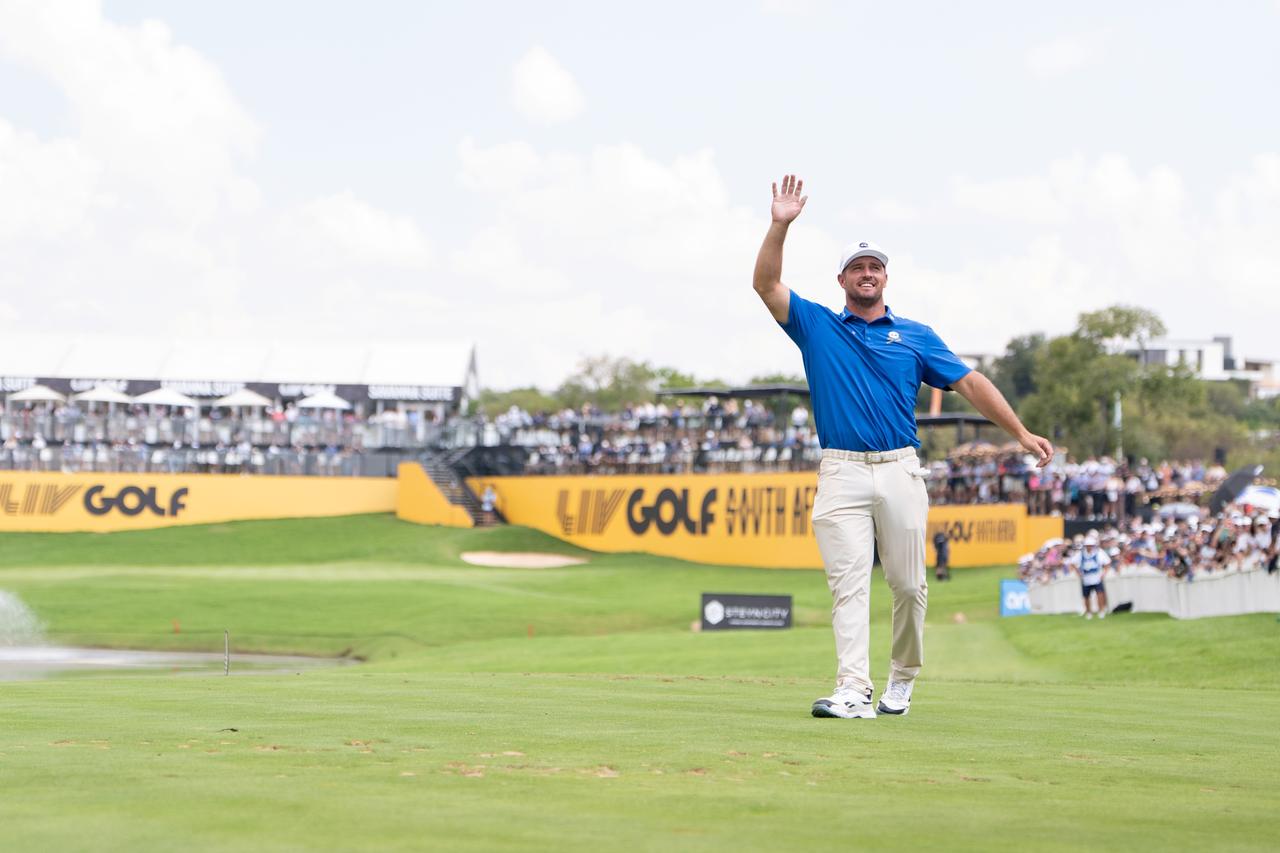 画像: 「ファンサービスが疲労回復」デシャンボーが首位発進！ 映画とスパでリラックスする独自ルーティン【LIVゴルフ】 - みんなのゴルフダイジェスト