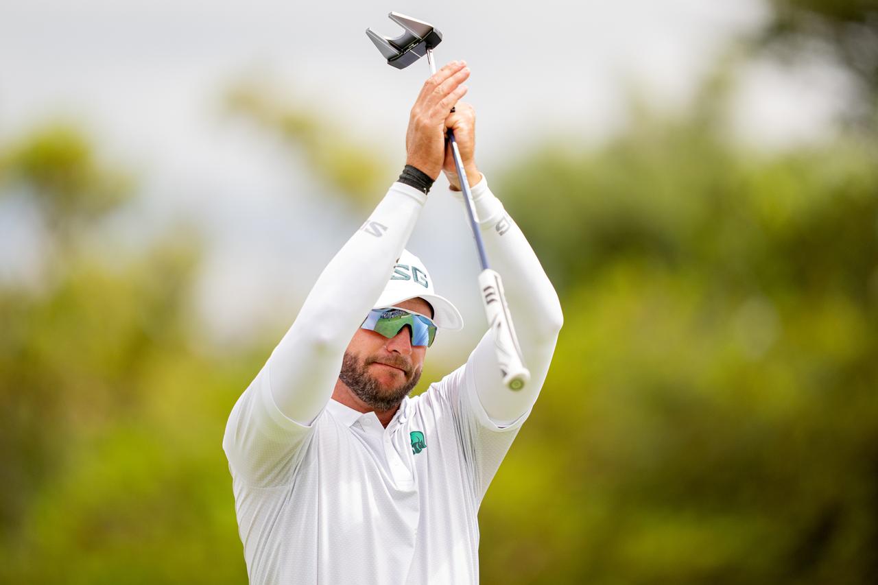 画像: 12番でパーセーブしたあと、観客に応えるバーメスター(提供/LIVゴルフ)