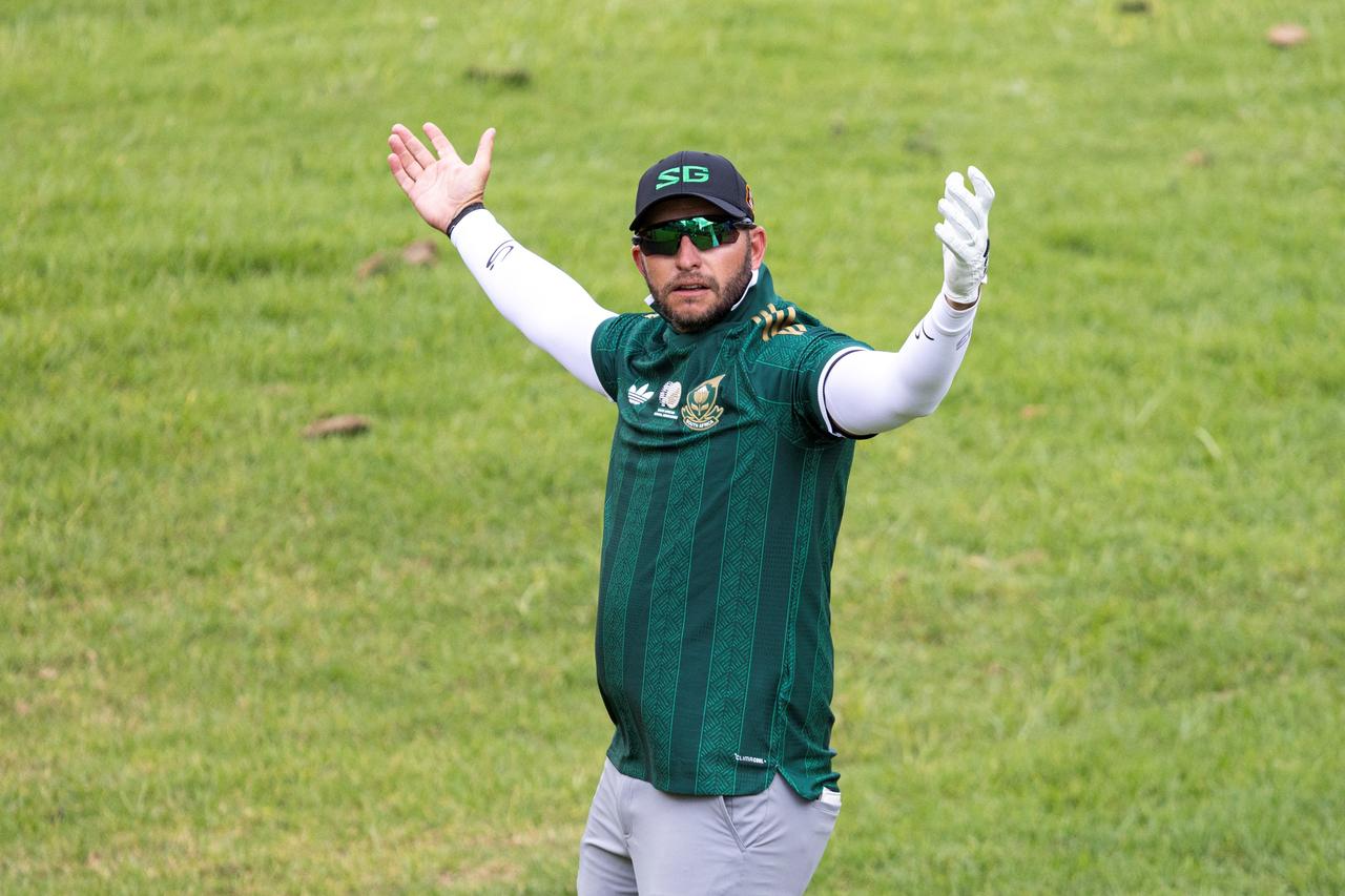 画像: サッカー南アフリカ代表のユニフォームを着たディーン・バーメスター（提供/LIVゴルフ）