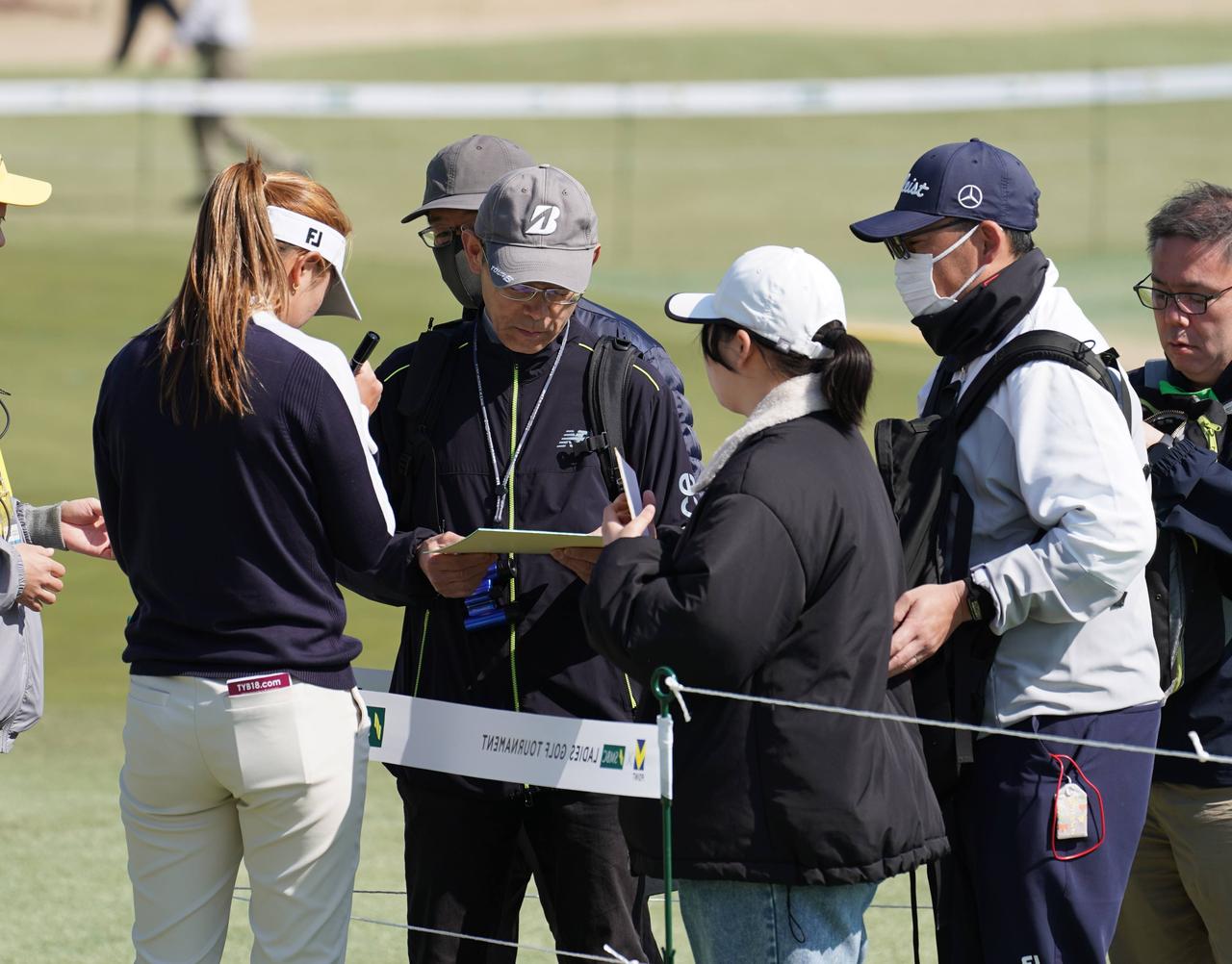 画像: ラウンド後にたくさん並んでいるファン。小さい子どもには目線を合わせてサインをする姿が印象的