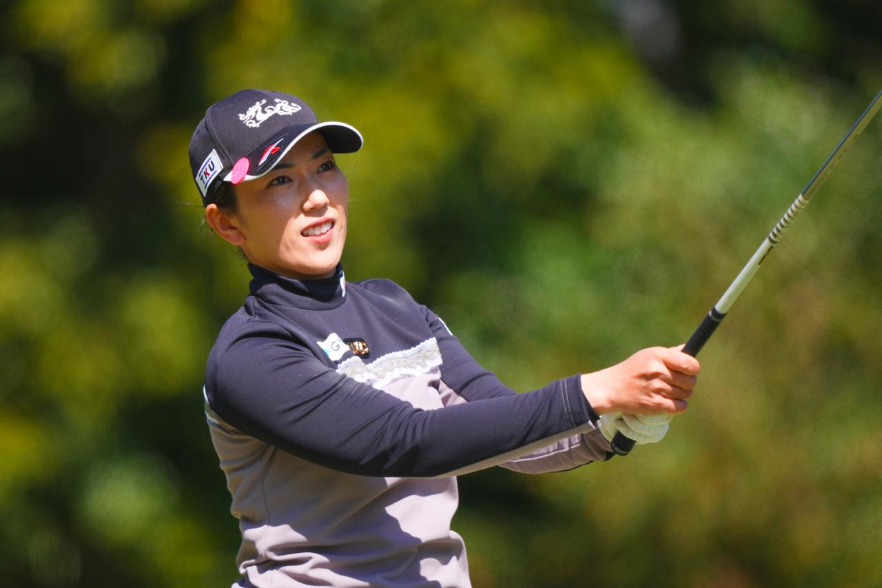 画像: プロ20年目の苙りつ子は1打差の2位タイで最終日に挑む