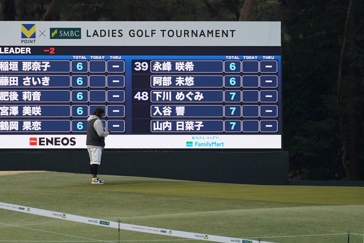 画像: 朝の6時半にはグリーンコンディションの確認をしていた佐久間朱莉のキャディ、後藤勝氏