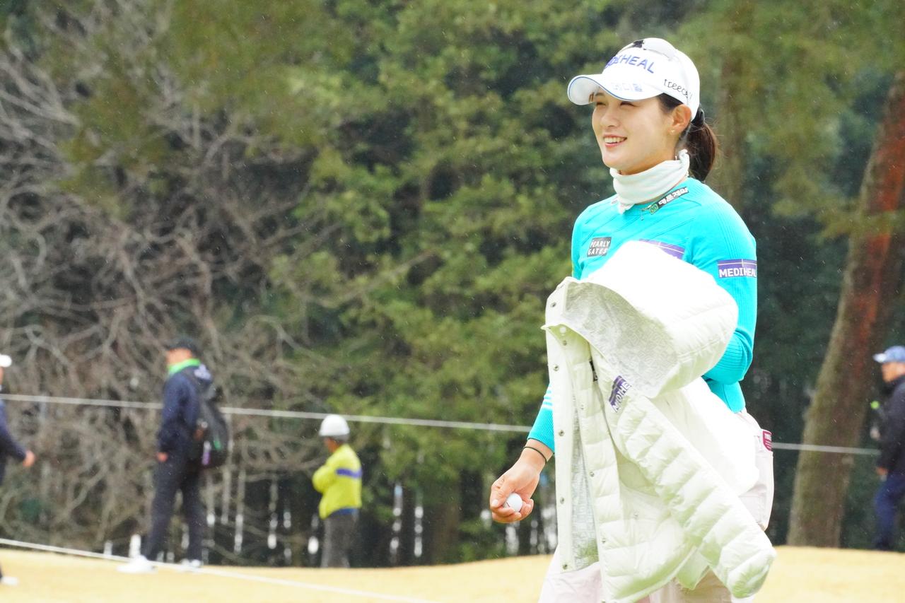 画像: 167ヤードを直接カップイン！ 韓国のパク・ヒョンギョンが首位、1打差で女王・佐久間朱莉が追う展開【国内女子ツアー】 - みんなのゴルフダイジェスト