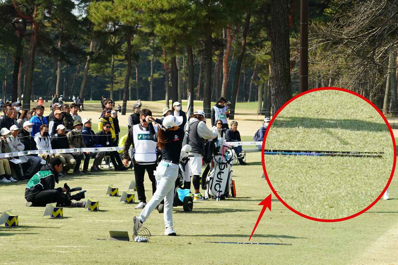 画像: ボールの先に先端を少し広げてアライメントスティックを2本置く神谷そら