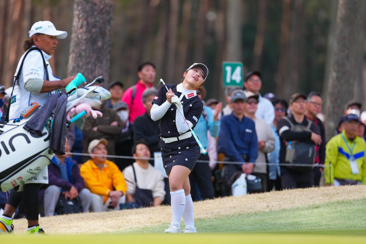 画像: ウェッジでカップ、スレスレのアプローチを魅せ、会場を沸かせた佐久間(撮影/姉崎正)