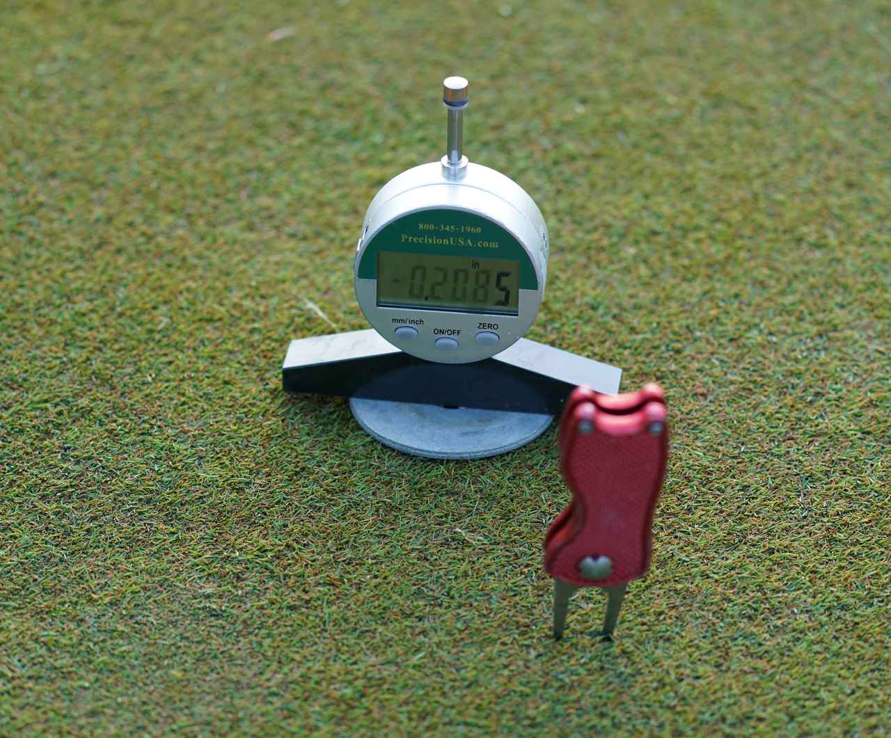 画像: 見えにくいが、画面上に『0.2085』と表示される。その数字を千倍した数値が208となる