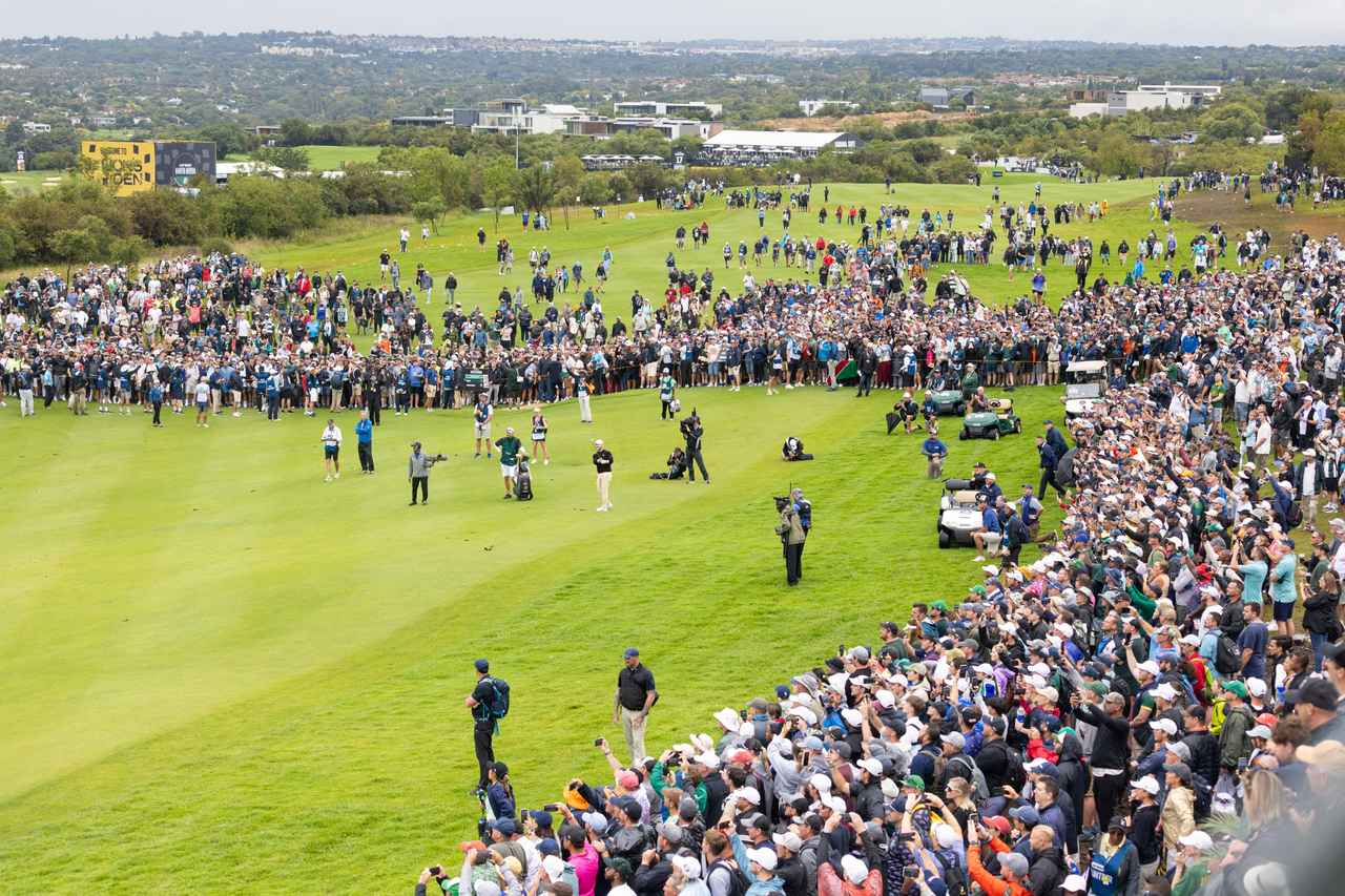 画像: サザン・ガーズの勝利を疑わなかった南アフリカのギャラリーはフェアウェイまで入り込んだ（提供/LIVゴルフ）