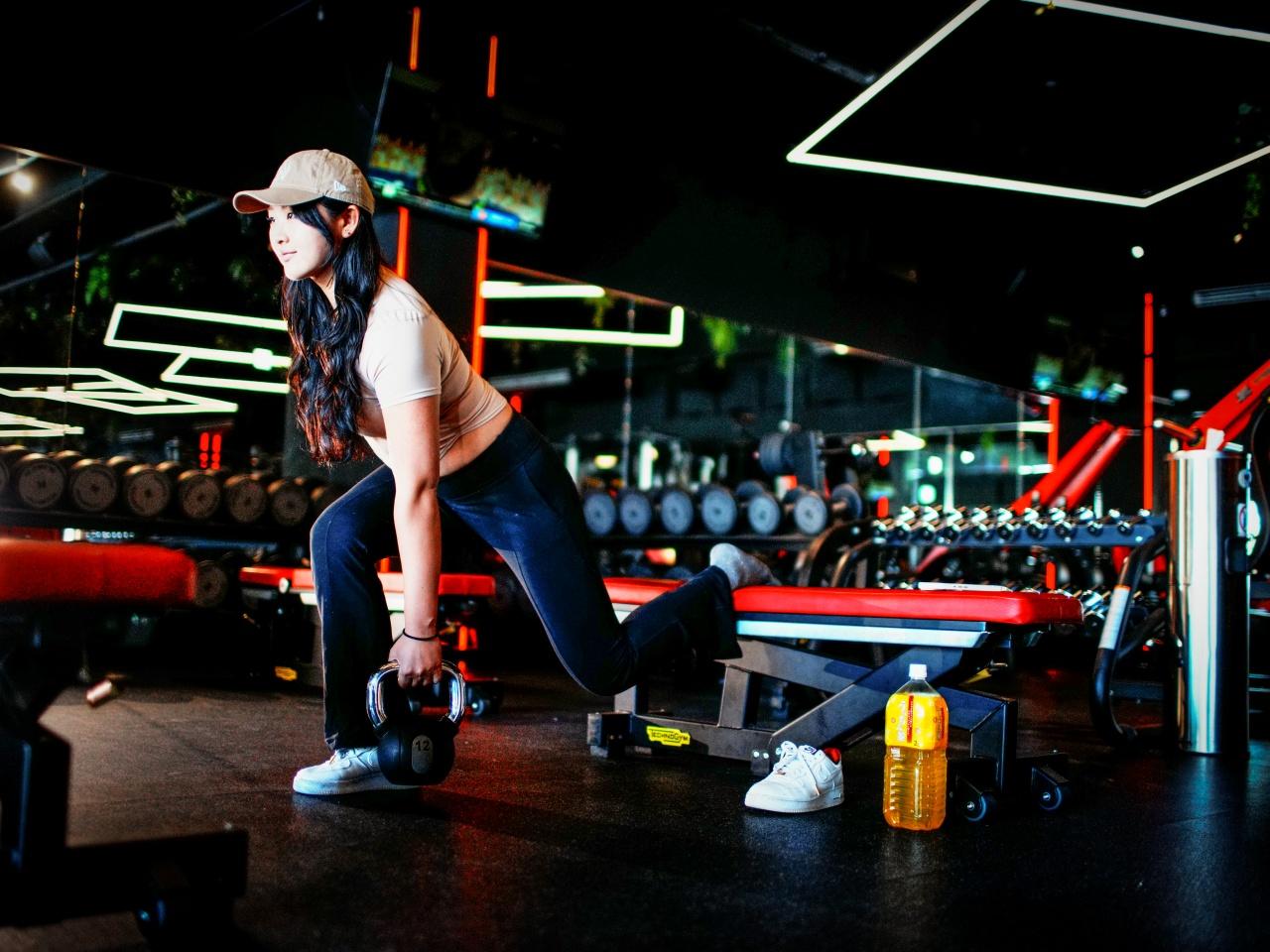 画像: ヘッドを一気に加速させる「片足スクワット」の極意【長谷川円香のいきなり飛び出す飛距離塾 #28】 - みんなのゴルフダイジェスト