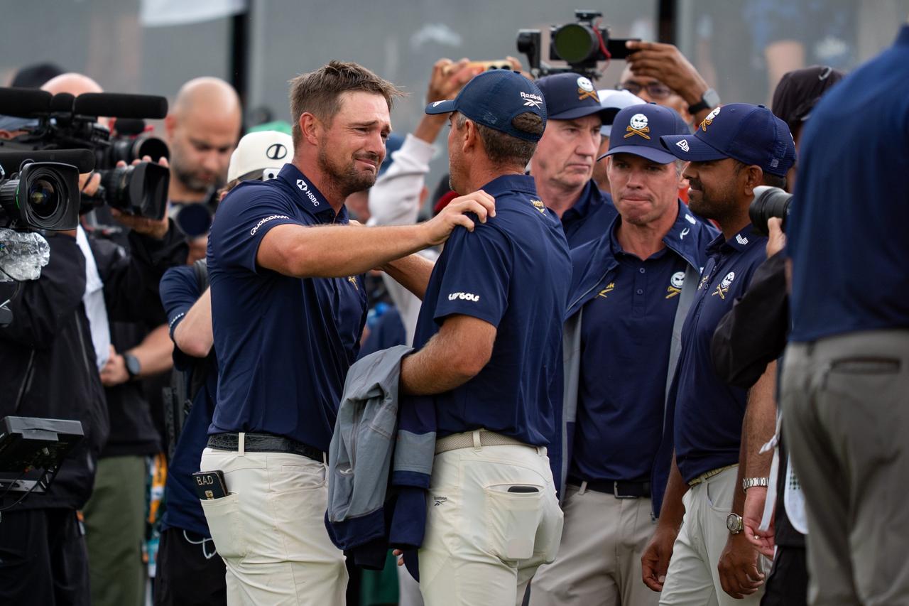 画像: 涙ぐみながらチームメイトと優勝を分かち合うデシャンボー（提供/LIVゴルフ）