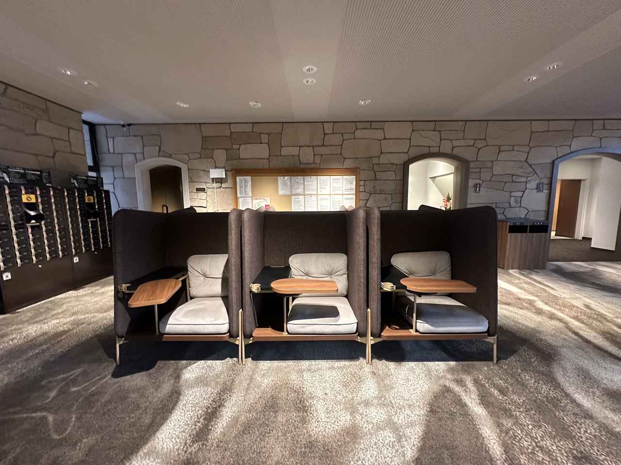 画像 : 1番目の画像 - シックで落ち着きのあるグレンオークスCCのクラブハウス内 - みんなのゴルフダイジェスト