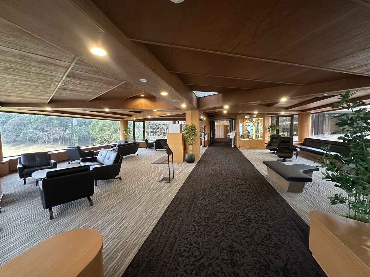 画像 : 3番目の画像 - シックで落ち着きのあるグレンオークスCCのクラブハウス内 - みんなのゴルフダイジェスト