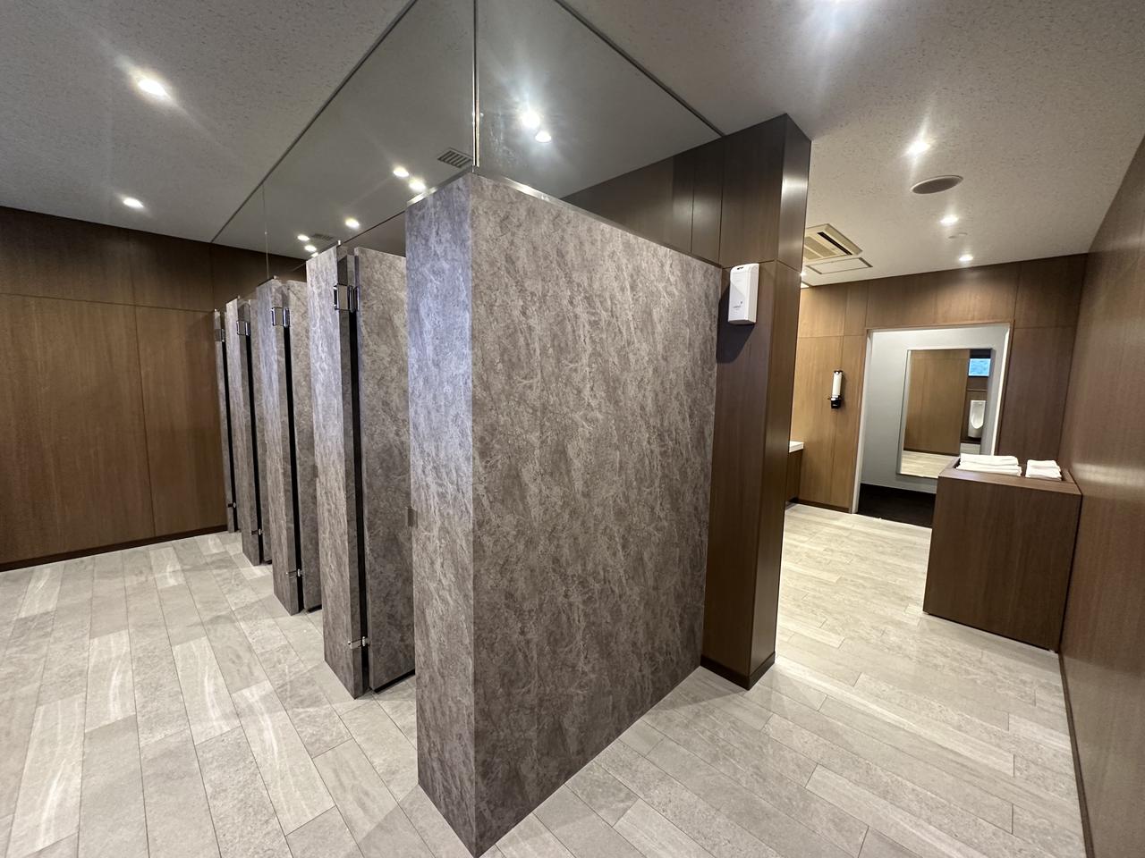 画像 : 2番目の画像 - シックで落ち着きのあるグレンオークスCCのクラブハウス内 - みんなのゴルフダイジェスト