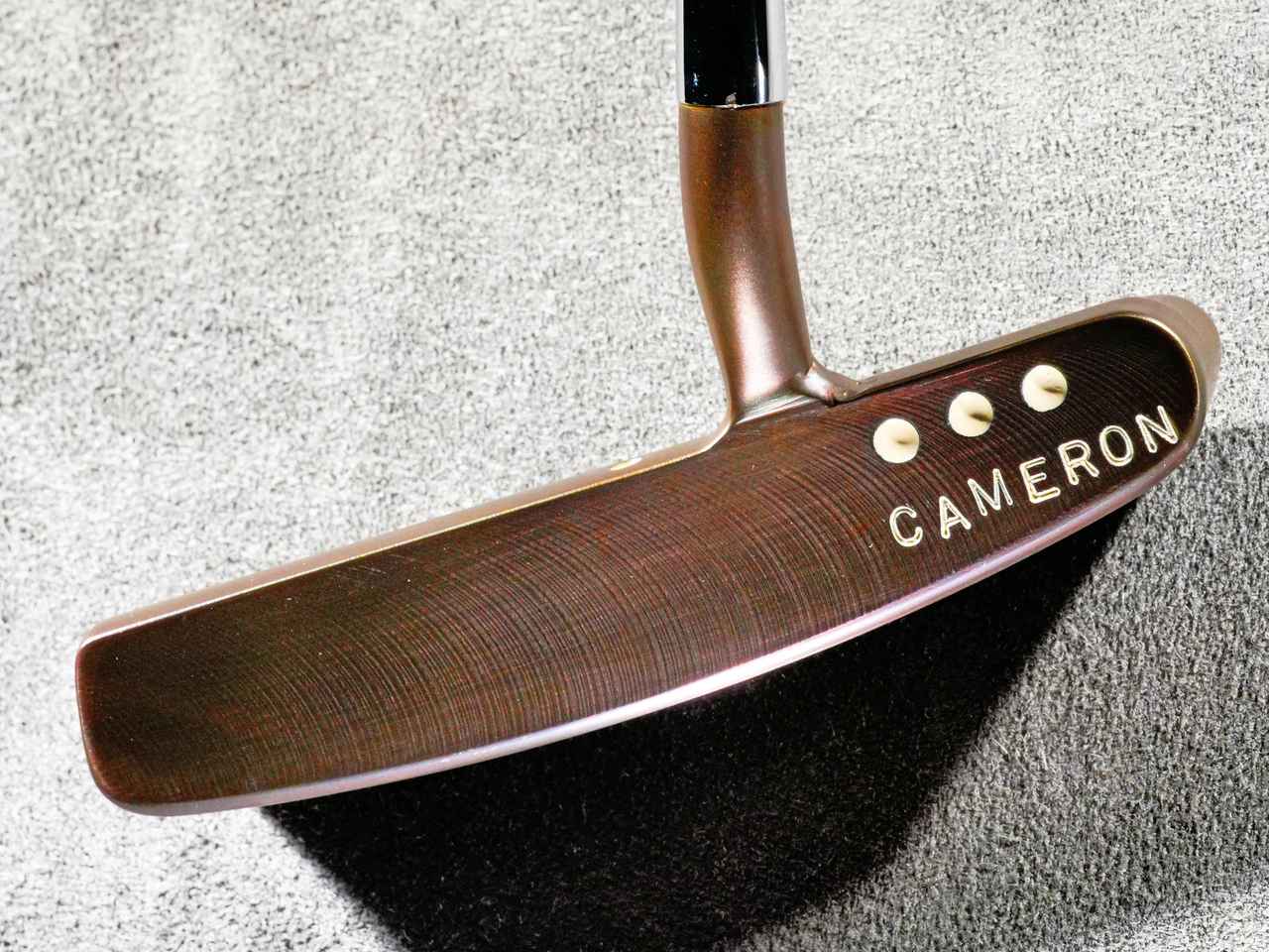 画像: オイルカンフィニッシュは、90年代後半のパターによく使われた仕上げ。ブロンズカラーの美しい仕上げだが、錆が出やすかった