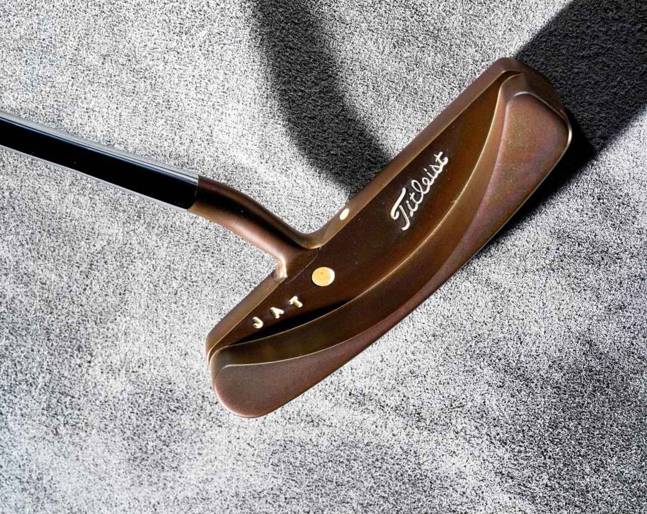 画像: ラグーナJ.A.T.ツアープロトタイプ:海外のオークションサイトで手に入れたというプロトタイプのラグーナ。JATはJust a thought (ちょっと思いついた)の略で、新しいアイデアを形にしたパターに刻印されるスタンプ。このパターの場合は、スタンダードなラグーナよりも、ネックをセンター寄りに取り付けるというアイデアが盛り込まれている