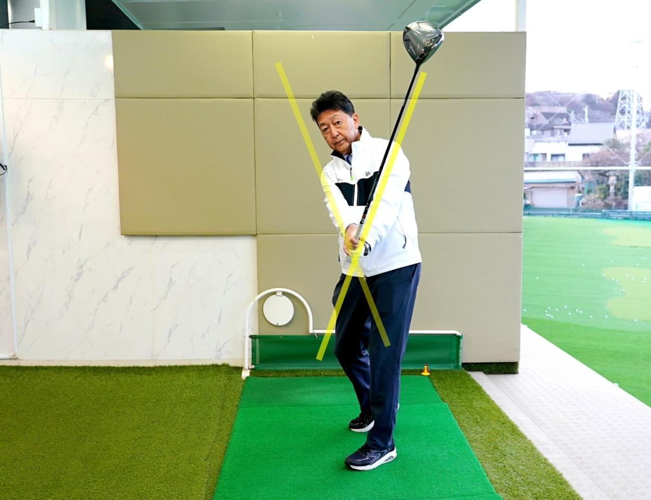 画像: シャフトと体の前傾角度が「×」を描くようにフォローからフィニッシュを作る