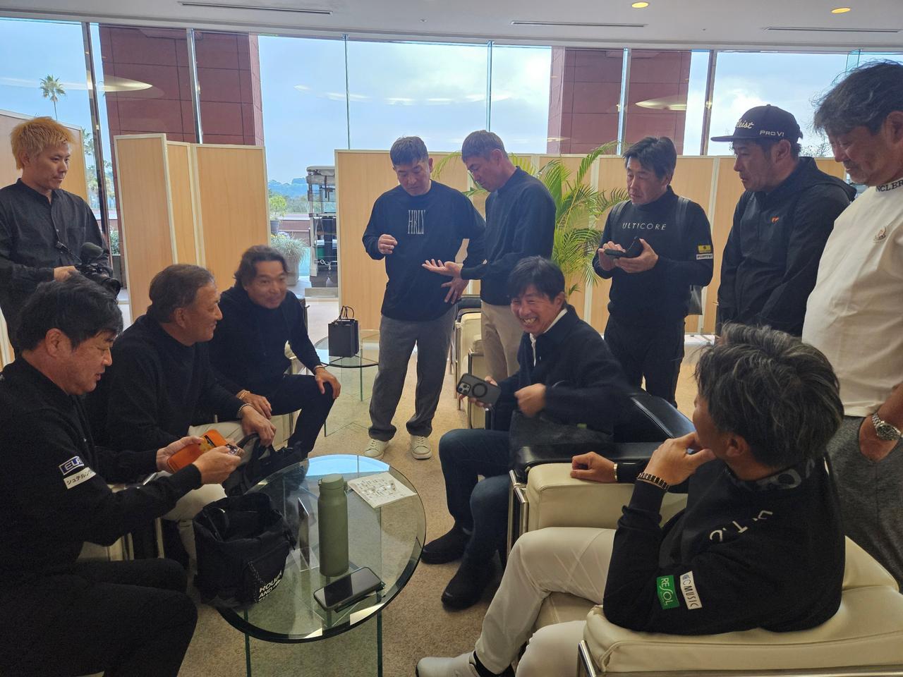 画像: 東軍の真剣な作戦会議の様子。西軍の組み合わせを予想しながら「学生時代のリーグ戦を思い出すね」と盛り上がっていた