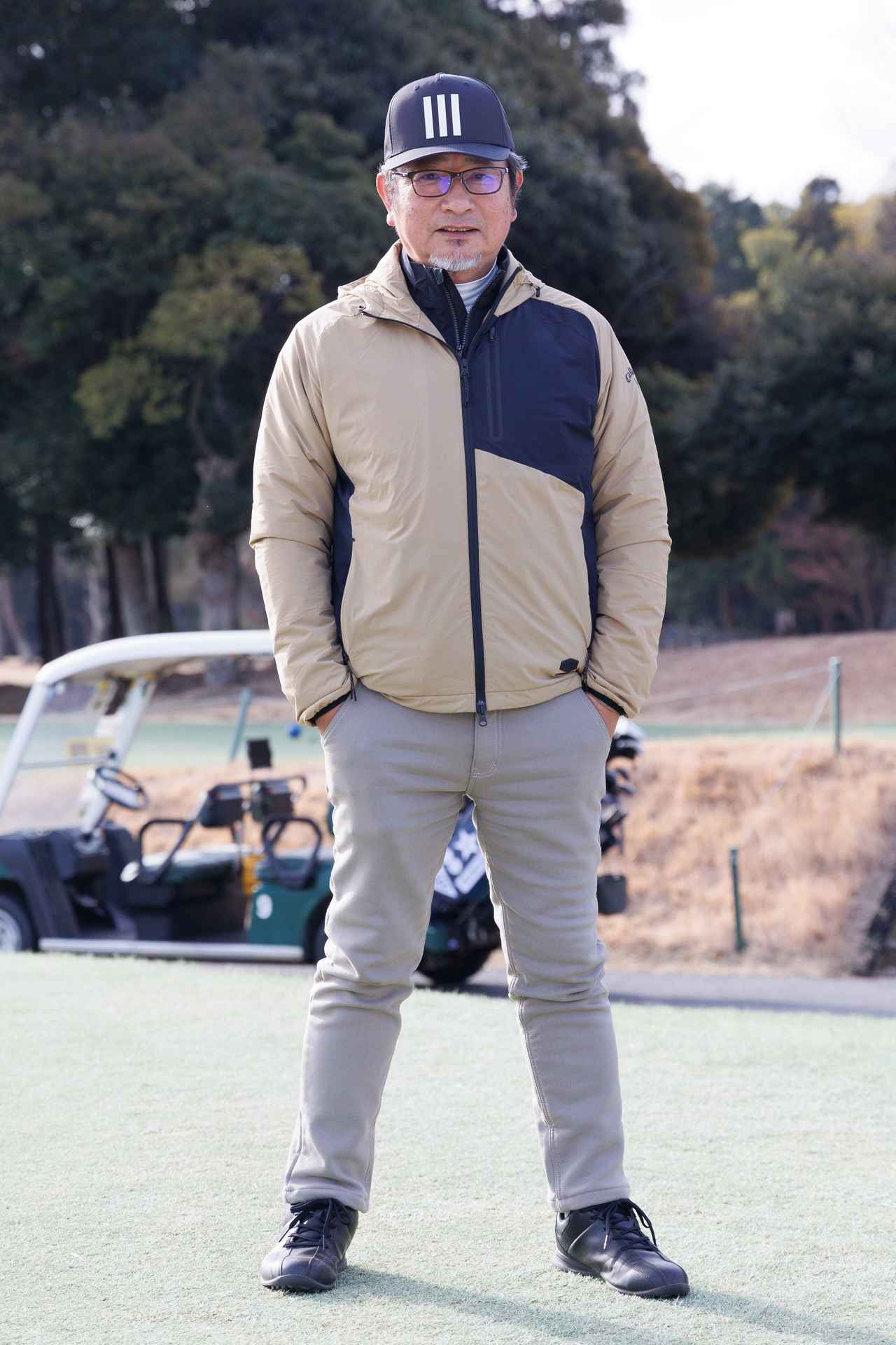 画像: ベージュベースに黒を効果的にあしらったフーディジャケットはタウンユースでも重宝するモダンなデザイン。ライトグレーのパンツでさりげなくニュアンスをつけています