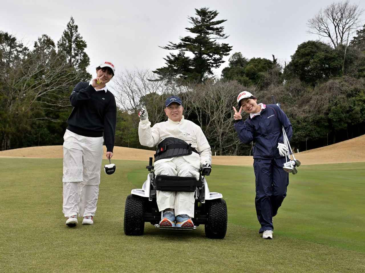 画像: 「今までゴルフしたなかで一番楽しいと感じるプレーでした」と山本美優さん。ナイスプレーには3人でハイタッチを！