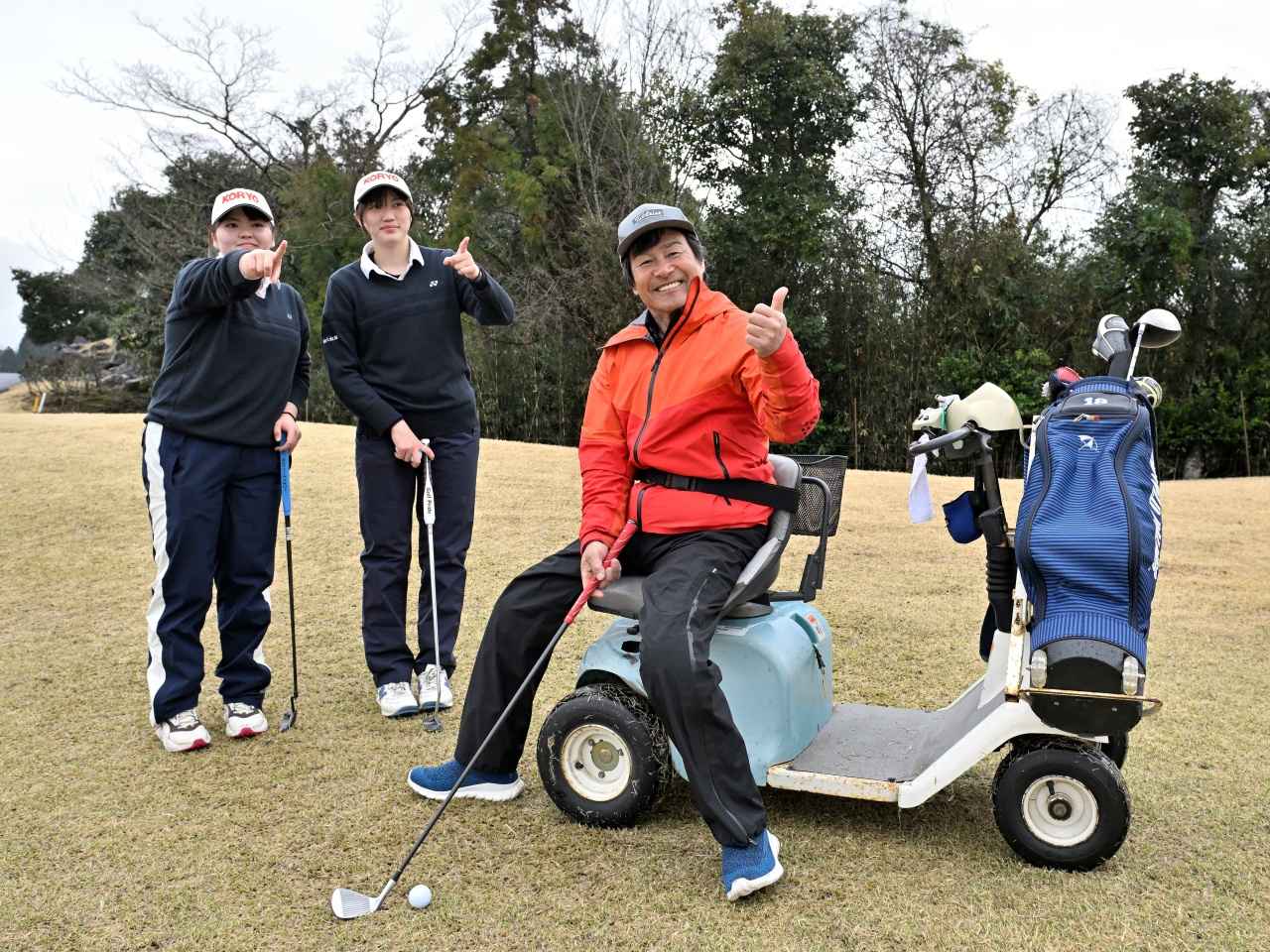 画像: 野島さんの笑顔に元気とやる気をもらったという明石姉妹。夢は「プロになって賞金女王」（妹）「人を笑顔にできるような人」（姉）