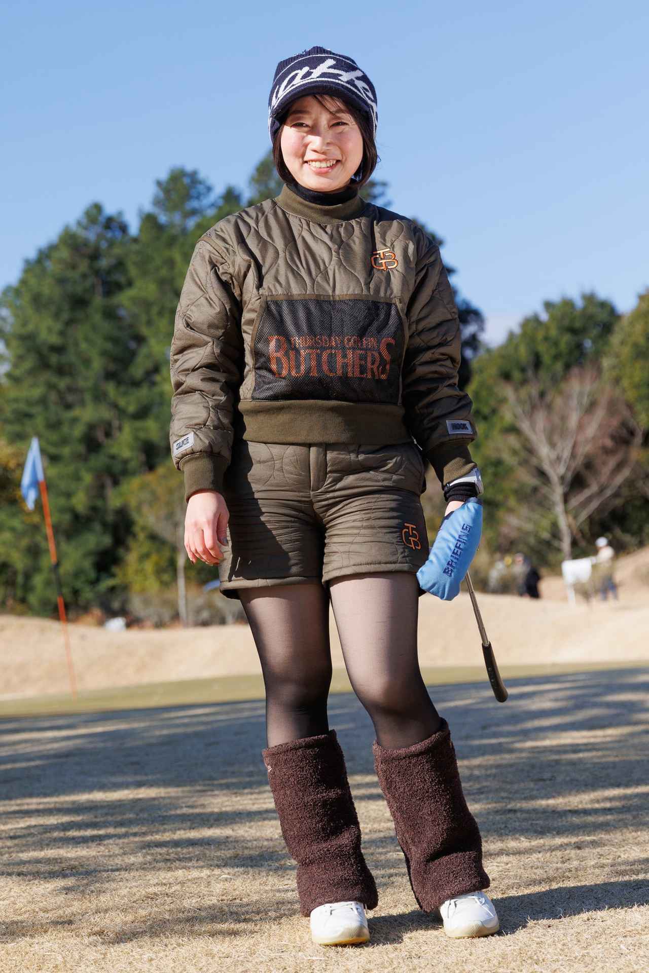 画像: 中綿入りジャケット＆ショートパンツを同ブランドで統一感を持たせたカーキのセットアップ。ブラウンのレッグウォーマーが全体トーンを自然な流れにまとめあげています