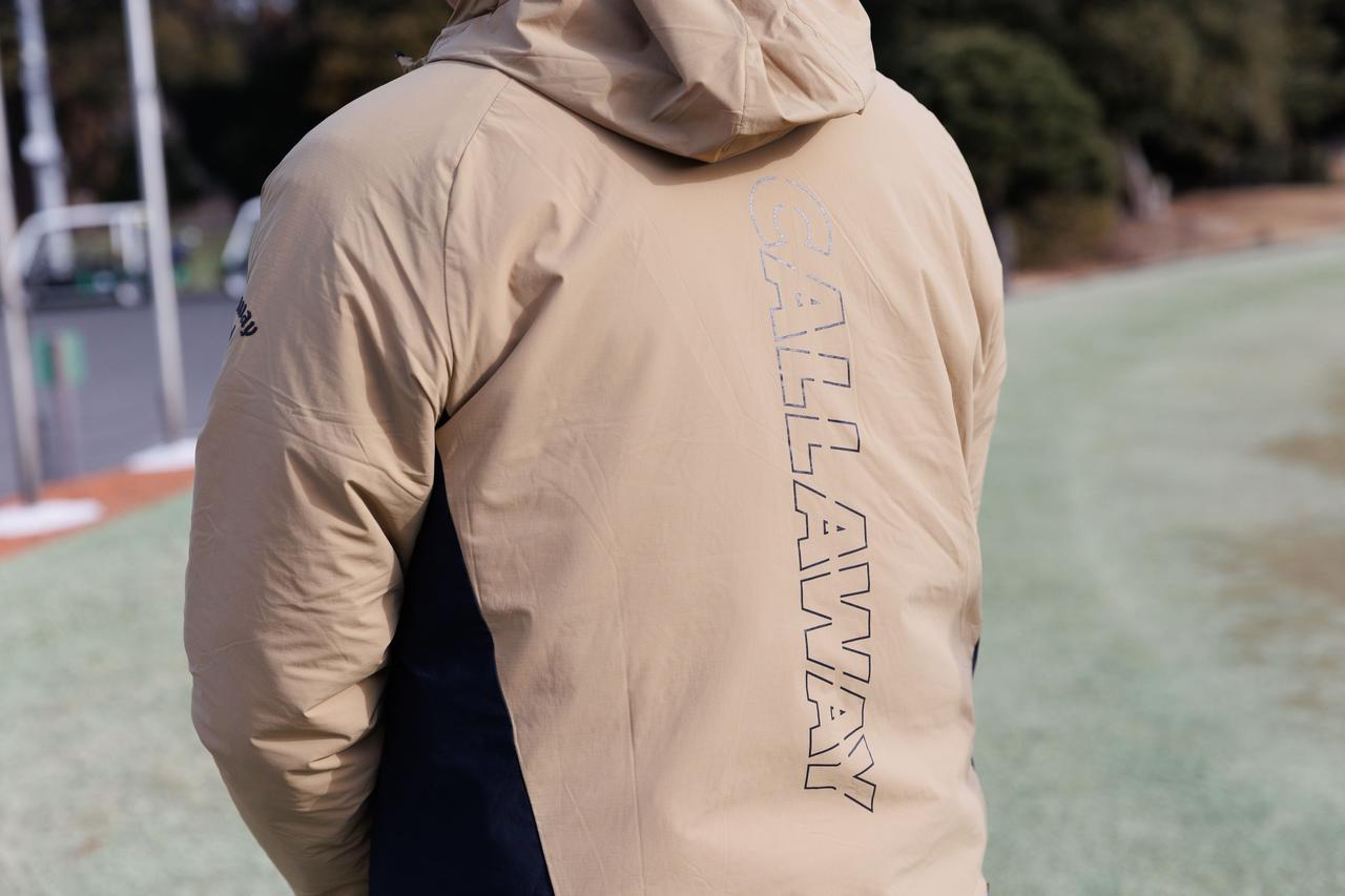 画像: フーディジャケットの背中に映える大胆なブランドロゴ