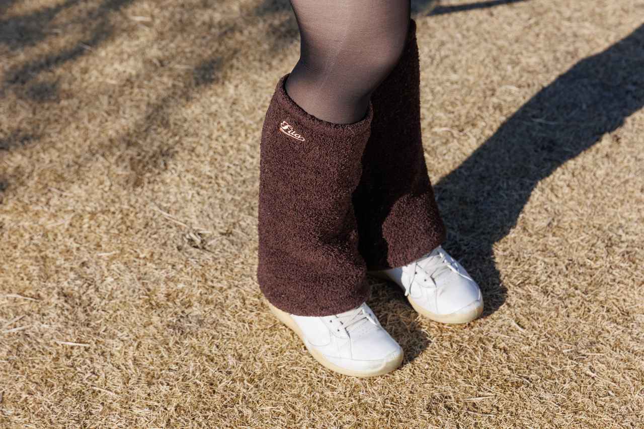 画像: モコモコ感が愛らしい〈フィラ〉のレッグウォーマー