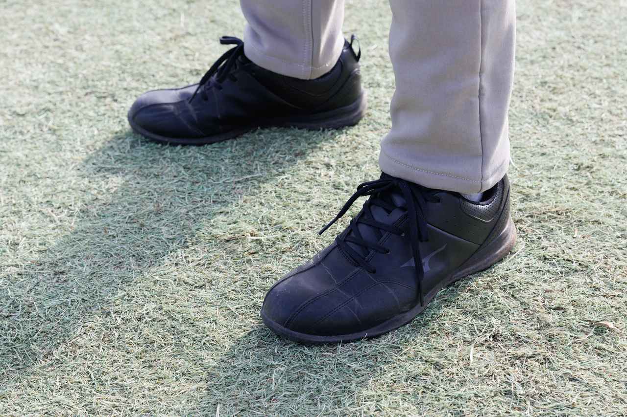 画像: オールブラックのシューズが全体のトーンを大人っぽく締めます