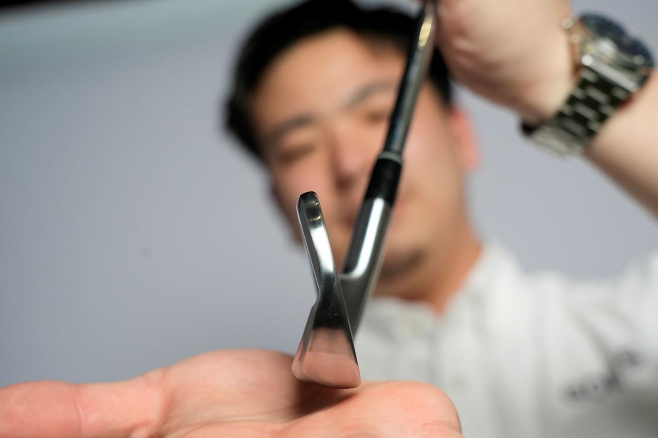 画像: 強いハンドファーストのインパクトでもバウンスが当たってミスをカバーしてくれる