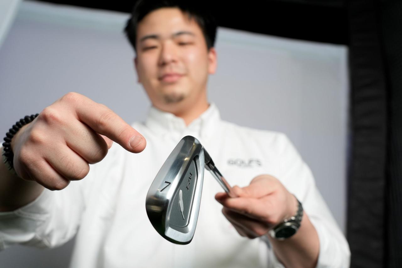 画像: ソールは中央に尾根のある山形形状で、トレーディングエッジが邪魔にならない