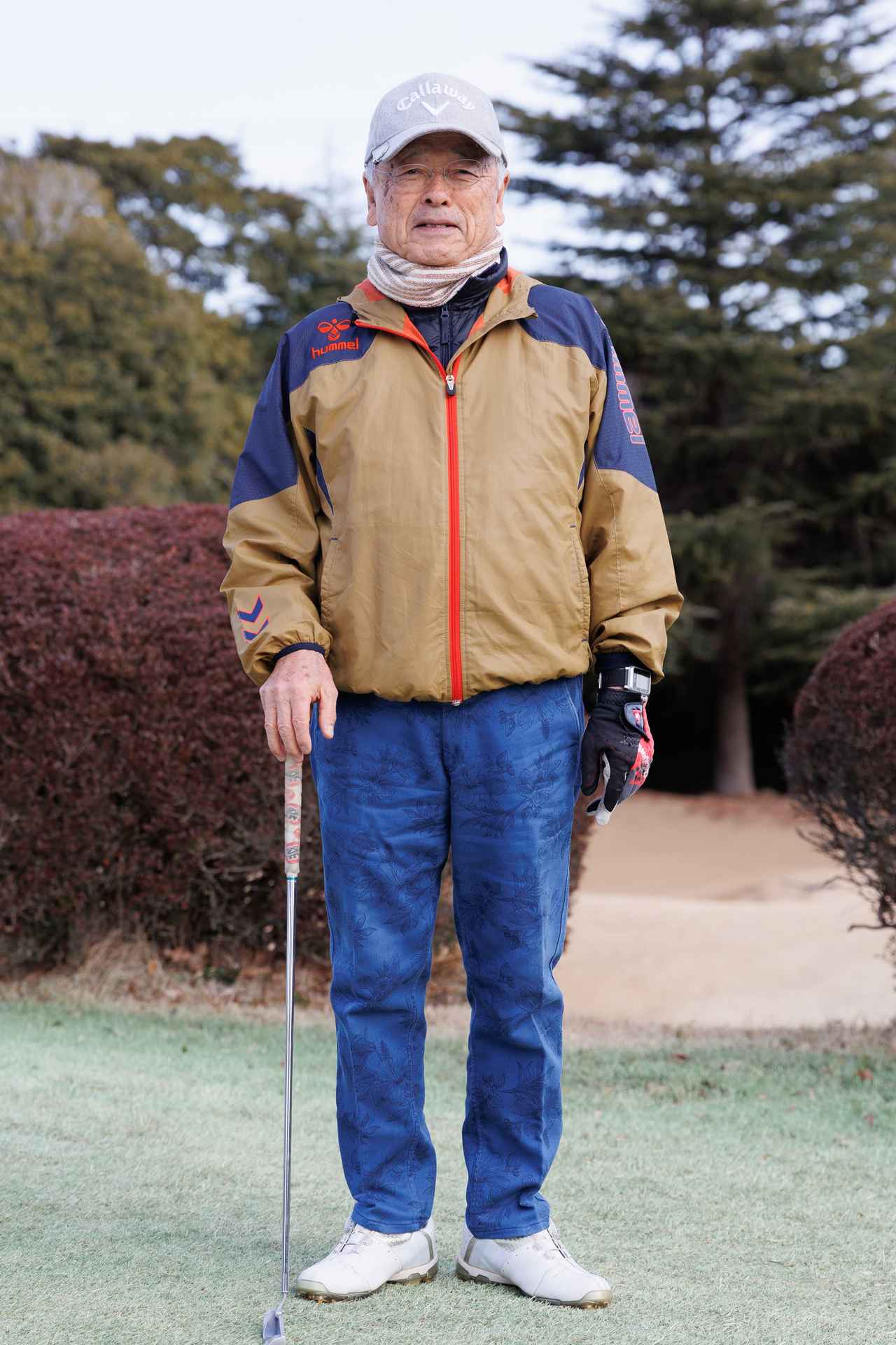 画像: デンマーク発のスポーツブランド〈ヒュンメル〉のベージュ×ネイビージャケットが主役。個性的なボタニカル柄ネイビーパンツがジャケットのトーンを上手く拾っています