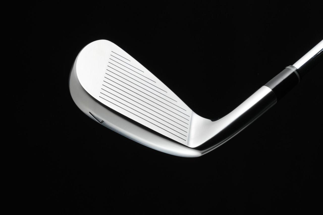 画像: リーディングエッジの「面取り」も、刺さりを防ぐ効果を発揮