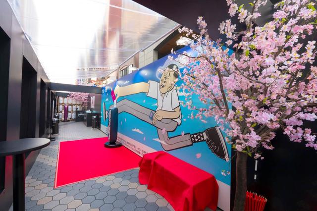 画像: ブースでは浅草を拠点としたESOW氏のイラストレーションがひときわ目を引く