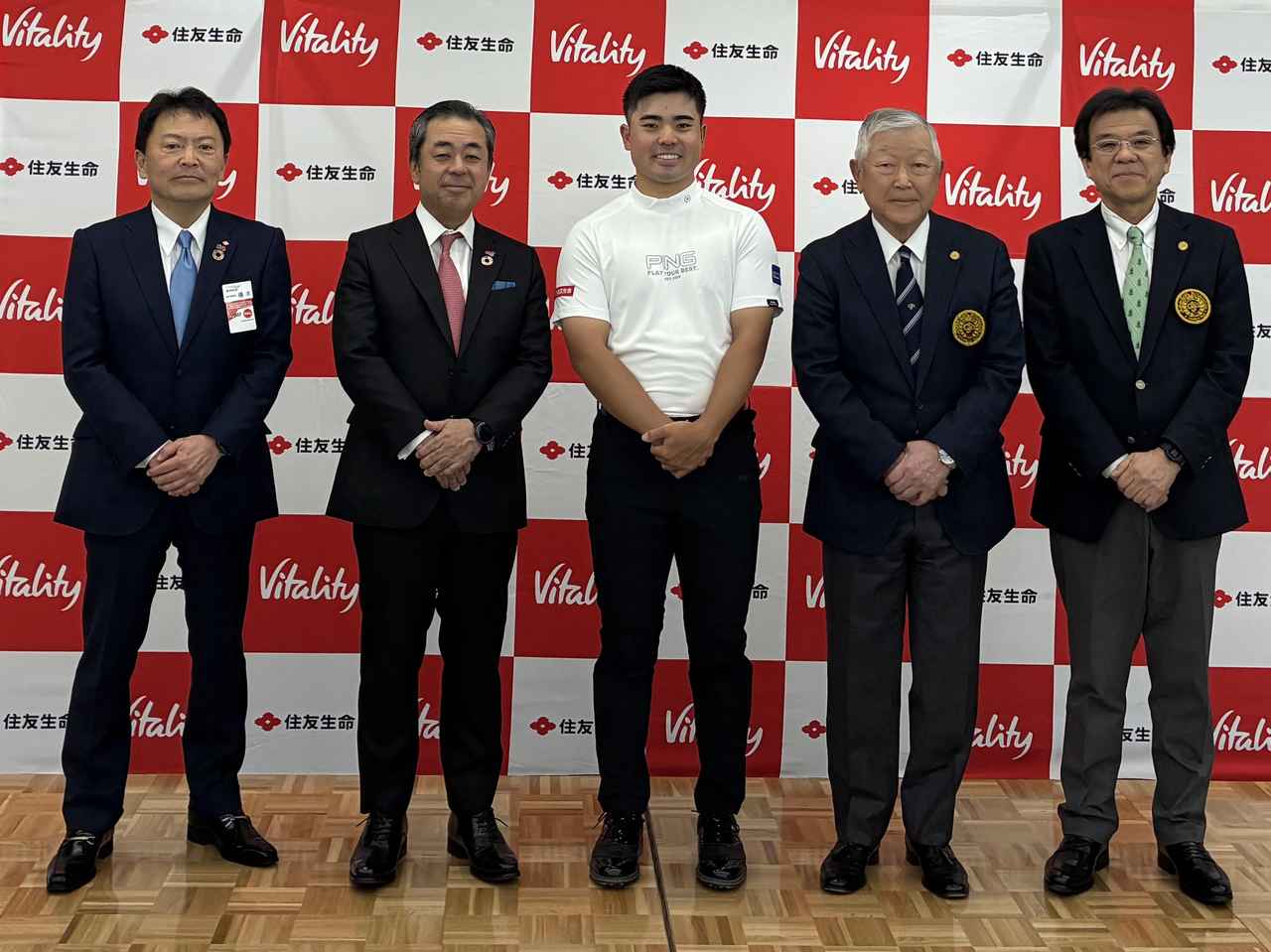 画像: 贈呈式には蟬川泰果のほか、住友生命保険相互会社取締役・代表執行役社長：高田幸徳氏、執行役常務：橋本篤史氏、公益財団法人日本ゴルフ協会会長：池谷正成氏、専務執行役：山中博史氏が出席した