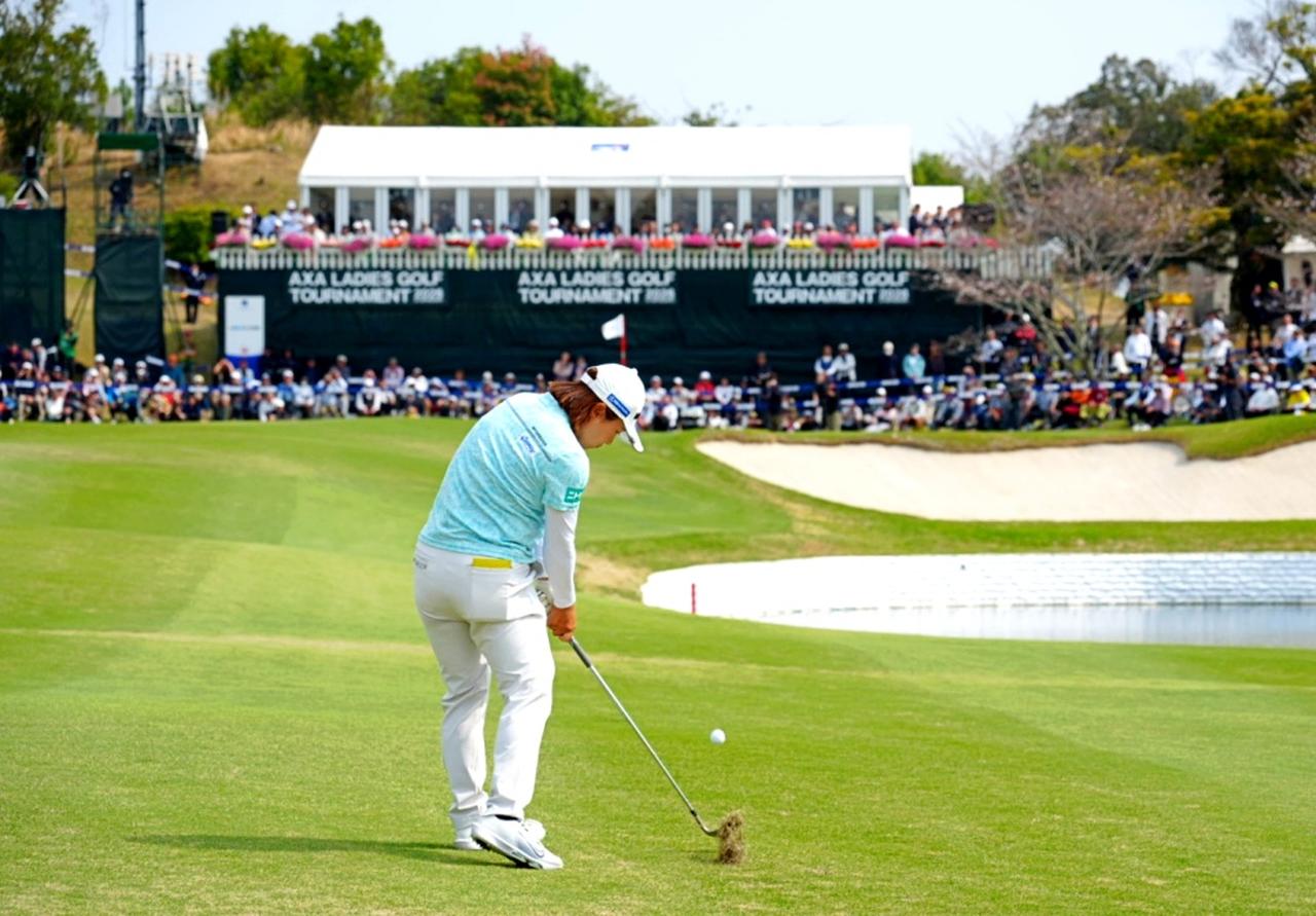 画像: 地元のギャラリーが迎える最終18番パー5で3打目を放つ永峰(撮影/岡沢裕行)