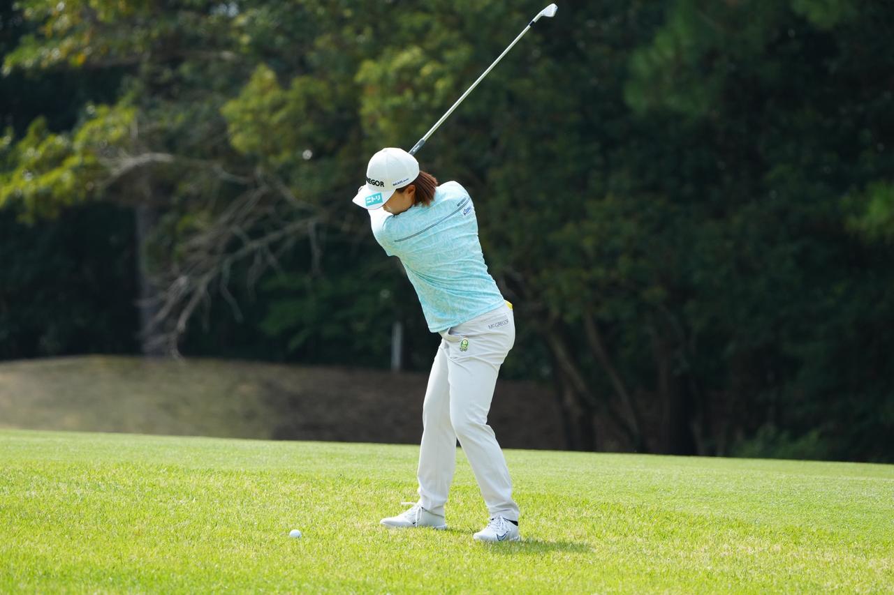 画像 : 4番目の画像 - 永峰咲希　アイアン斜め正面連続写真 - みんなのゴルフダイジェスト