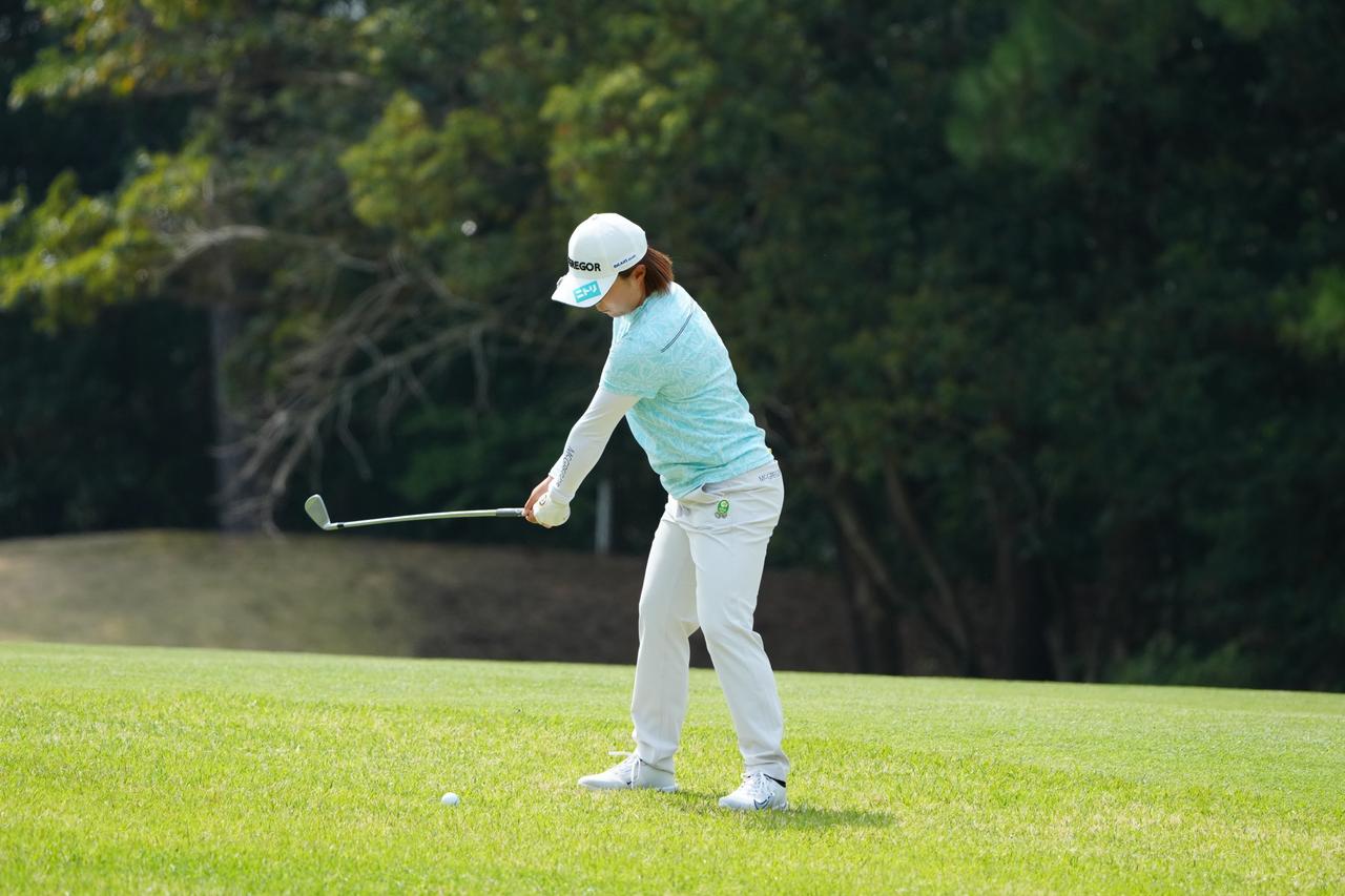 画像 : 2番目の画像 - 永峰咲希　アイアン斜め正面連続写真 - みんなのゴルフダイジェスト