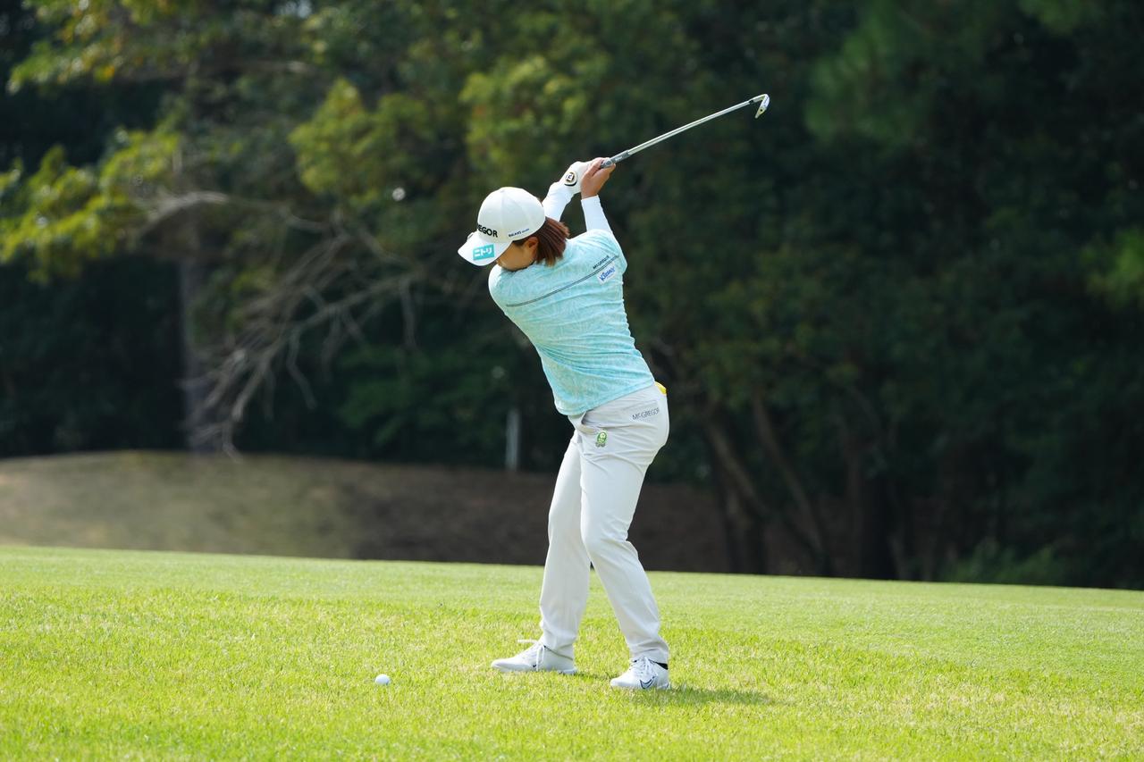 画像 : 5番目の画像 - 永峰咲希　アイアン斜め正面連続写真 - みんなのゴルフダイジェスト