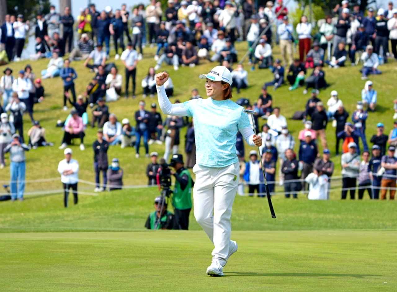 画像: 最終18番でバーディパットを決めガッツポーズの永峰(撮影/岡沢裕行)