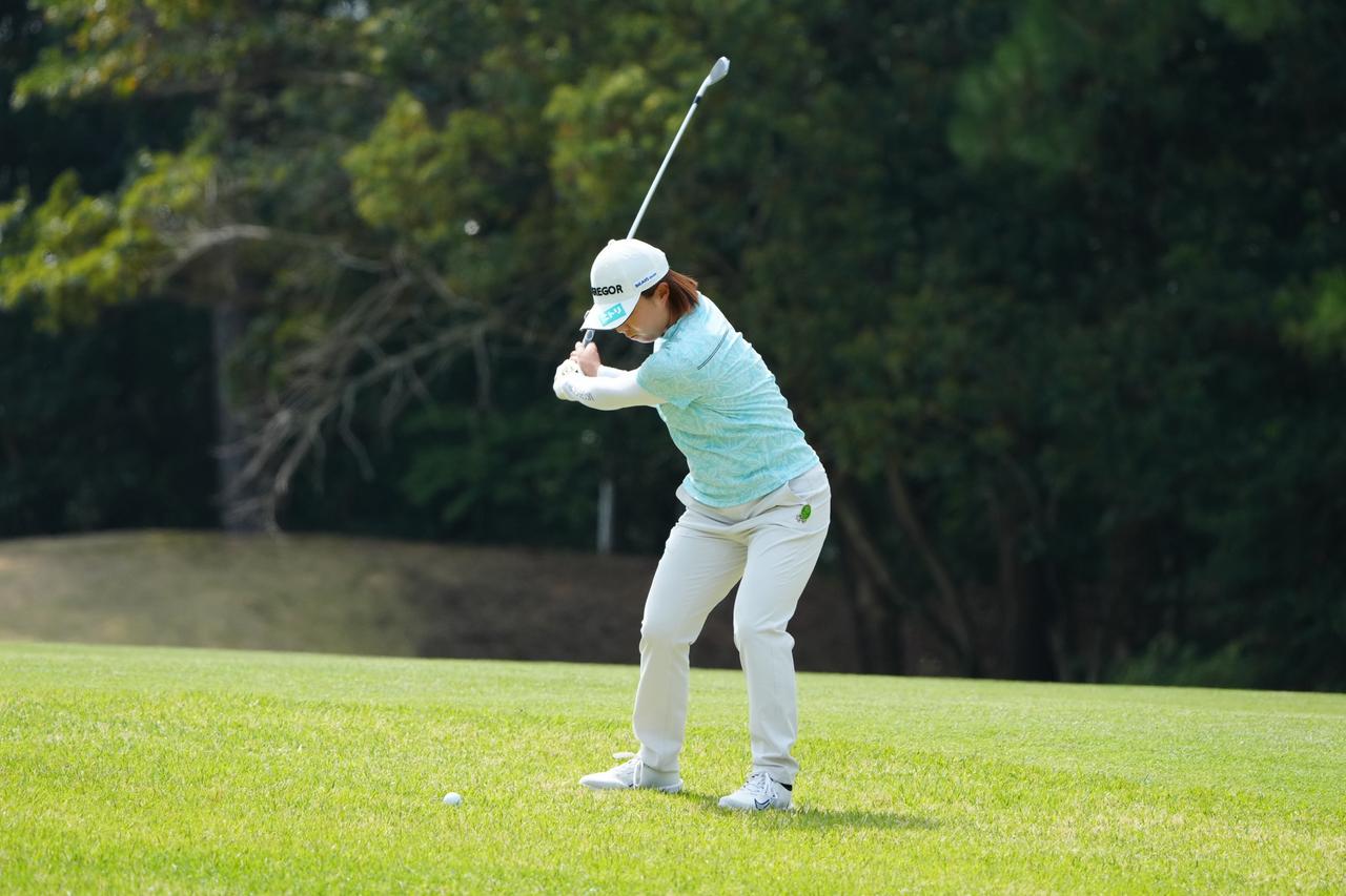 画像 : 7番目の画像 - 永峰咲希　アイアン斜め正面連続写真 - みんなのゴルフダイジェスト